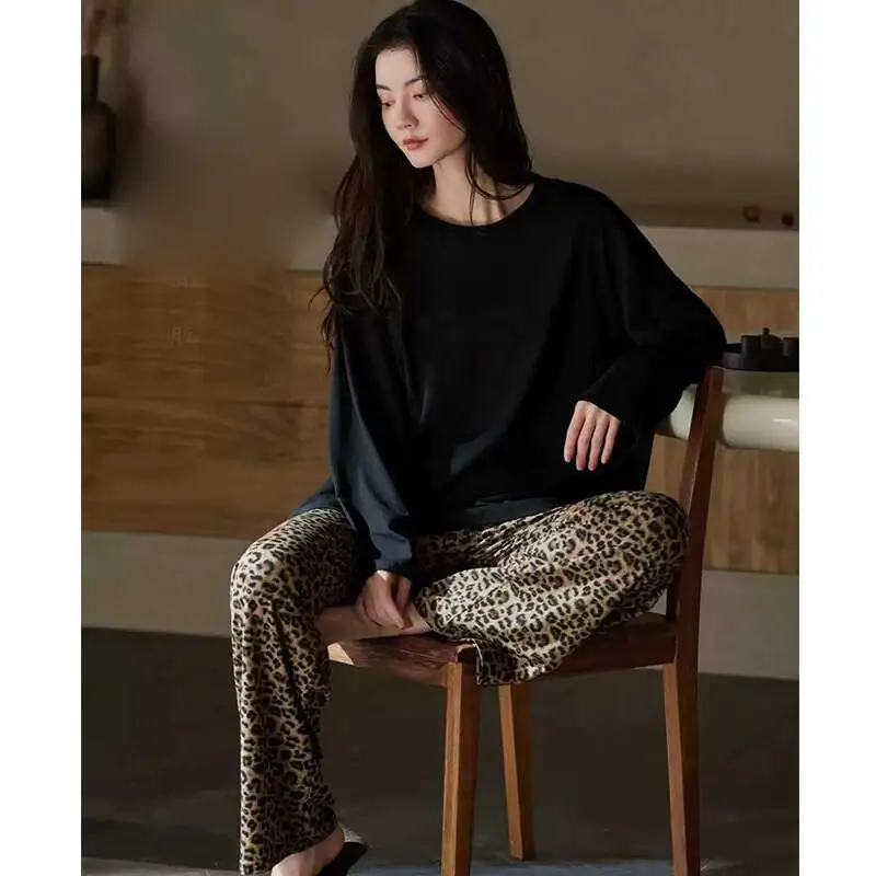 Женский пижамный комплект, удобная одежда для сна, мягкая женская одежда для сна на осень и зиму, с леопардовым принтом, с круглым вырезом, свободного кроя, для ношения на улице, новинка
Женский пижамный комплект, удобная одежда для сна, мягкая женская одежда для сна на осень и зиму, с леопардовым принтом, с круглым вырезом, свободного кроя, для ношения на улице, новинка