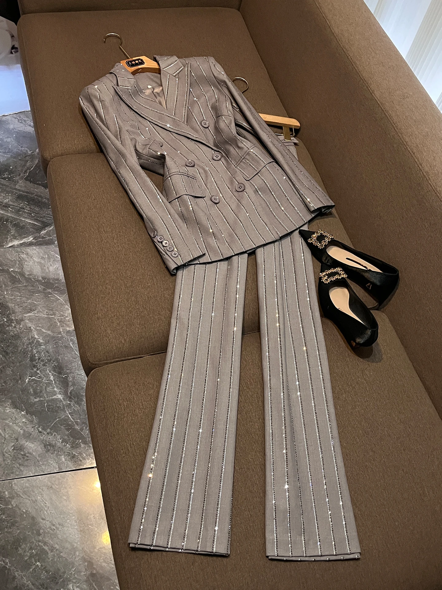 Summer 2026 New Grey Heavy-duty Double-breasted Sequin Suit Pants Set Women's Two-piece A08949 Fashionable Professional Wear
Summer 2026 New Grey Heavy-duty Double-breasted Sequin Suit Pants Set Women's Two-piece A08949 Fashionable Professional Wear