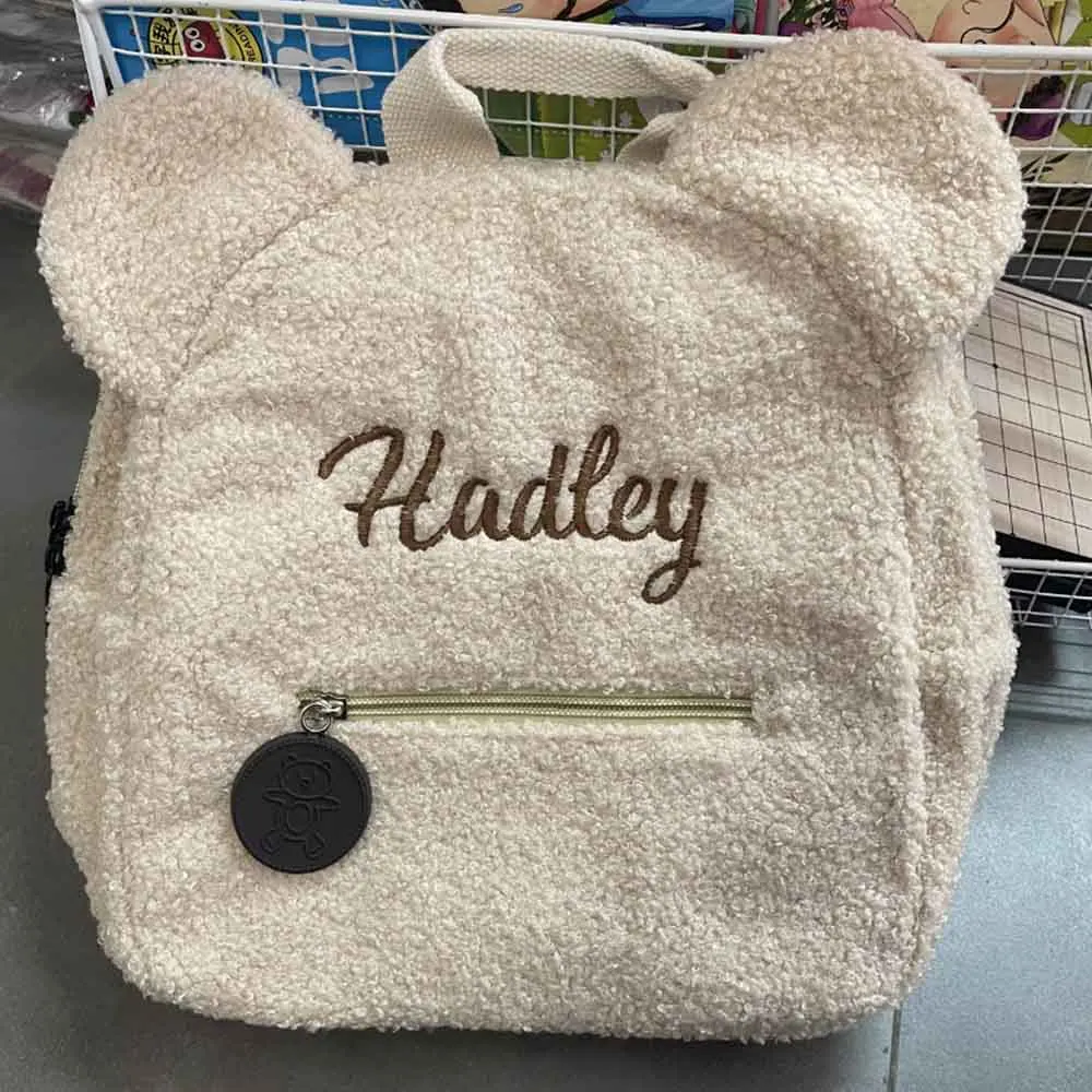 Cute Bear Plush Backpack Embroidered Autumn/Winter Children's Outdoor Backpack Custom Personalized Christmas Children's Gift Bag
Cute Bear Plush Backpack Embroidered Autumn/Winter Children's Outdoor Backpack Custom Personalized Christmas Children's Gift Bag