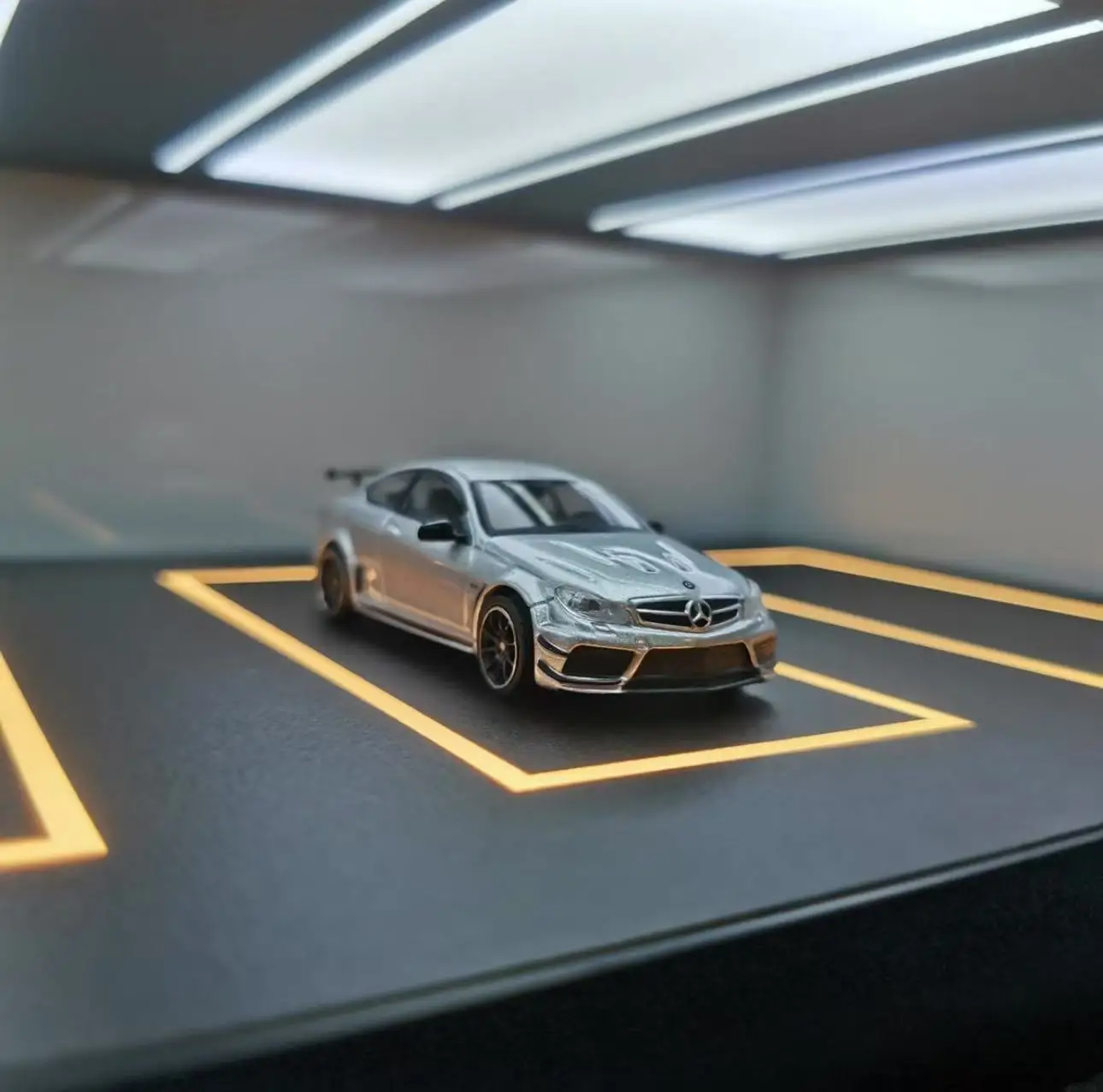 TW в наличии 1:64 Mercedes Benz AMG C63 литая под давлением модель автомобиля купе черная серия коллекция миниатюрная игрушка серебристый металлик 
TW в наличии 1:64 Mercedes Benz AMG C63 литая под давлением модель автомобиля купе черная серия коллекция миниатюрная игрушка серебристый металлик