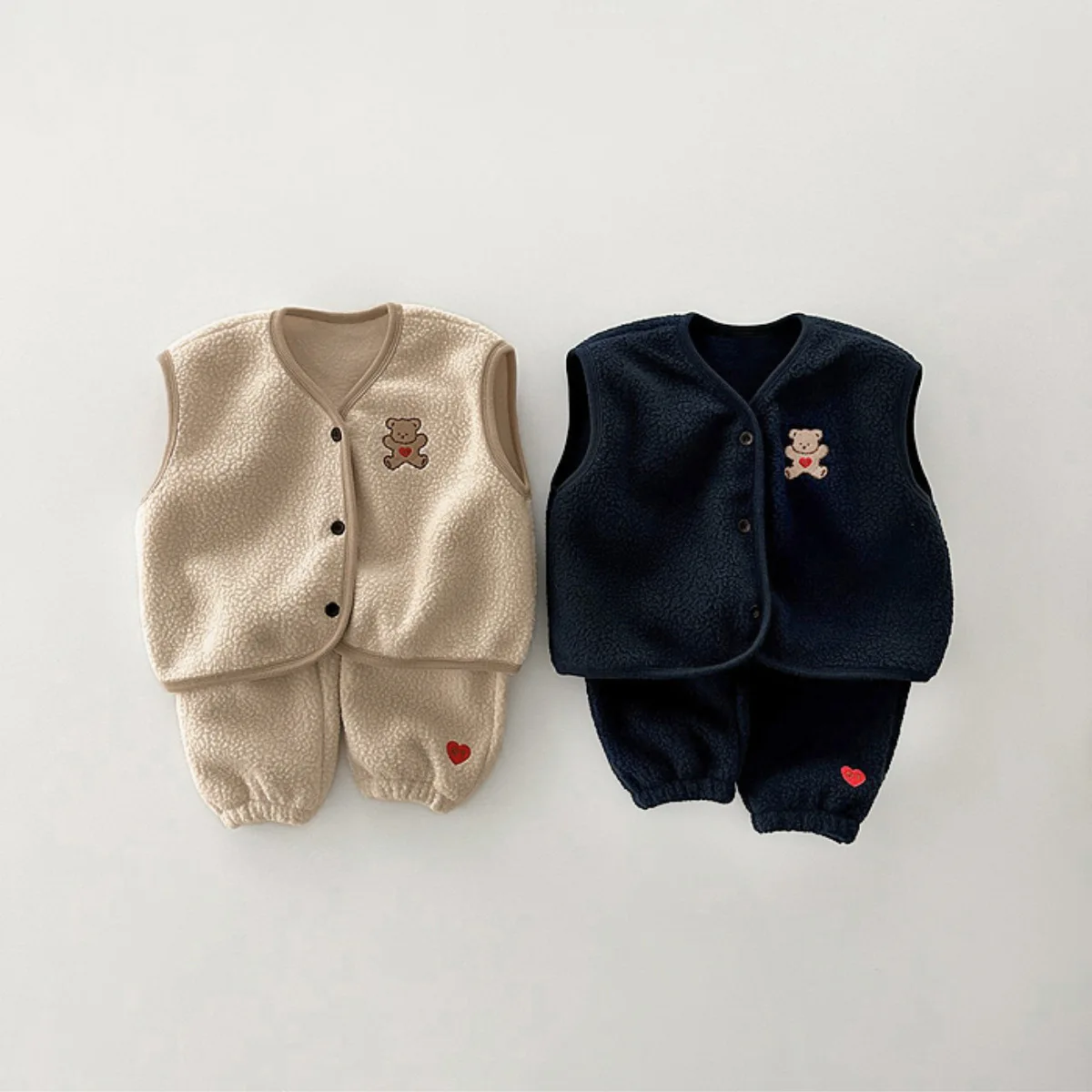 Autumn Winter Plush Baby's Sets Bear Embroidered Double Sided Velvet Vest Pants Set for Boys Girls
Autumn Winter Plush Baby's Sets Bear Embroidered Double Sided Velvet Vest Pants Set for Boys Girls