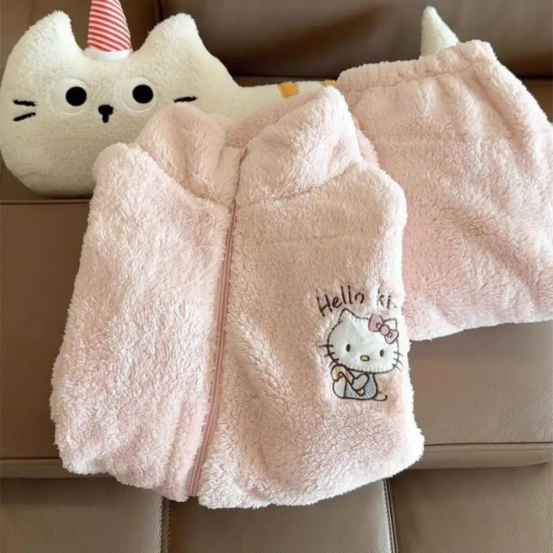 Пижама Sanrio Hello Kitty из кораллового флиса, утепленный комплект из двух предметов для женщин, уютная и теплая домашняя одежда для осени и зимы, новинка
Пижама Sanrio Hello Kitty из кораллового флиса, утепленный комплект из двух предметов для женщин, уютная и теплая домашняя одежда для осени и зимы, новинка