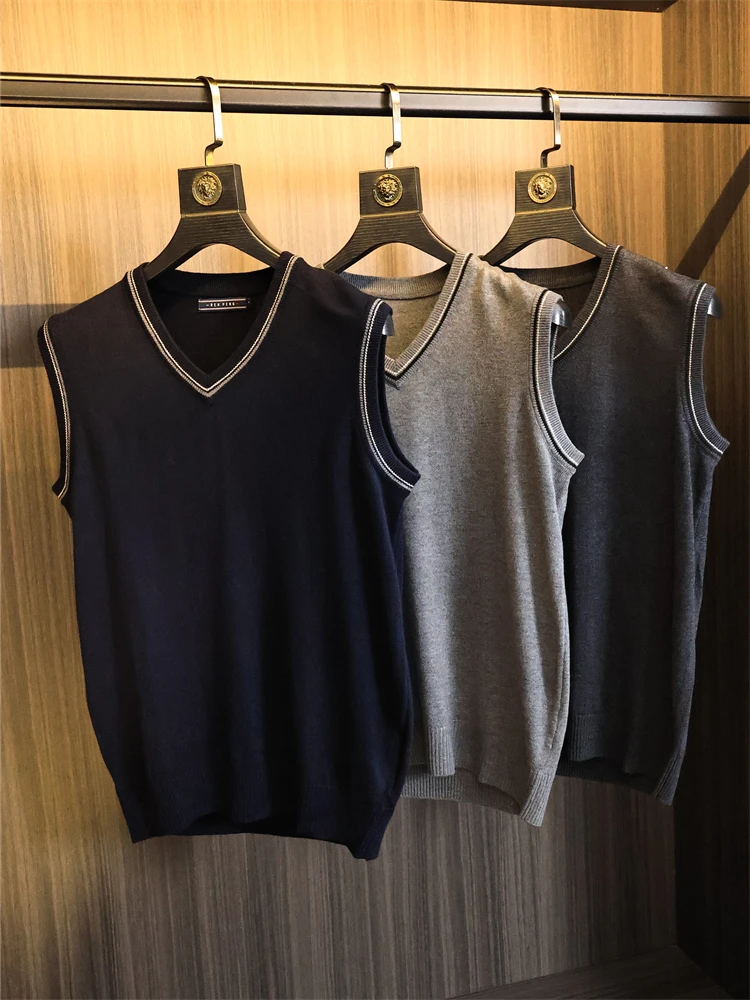Fashionable V-Neck Knitwear Vest for Men Soft Pure Color Autumn Winter Essential Style Comfortable Skin-Friendly Trendy Sweat...
Fashionable V-Neck Knitwear Vest for Men Soft Pure Color Autumn Winter Essential Style Comfortable Skin-Friendly Trendy Sweat...