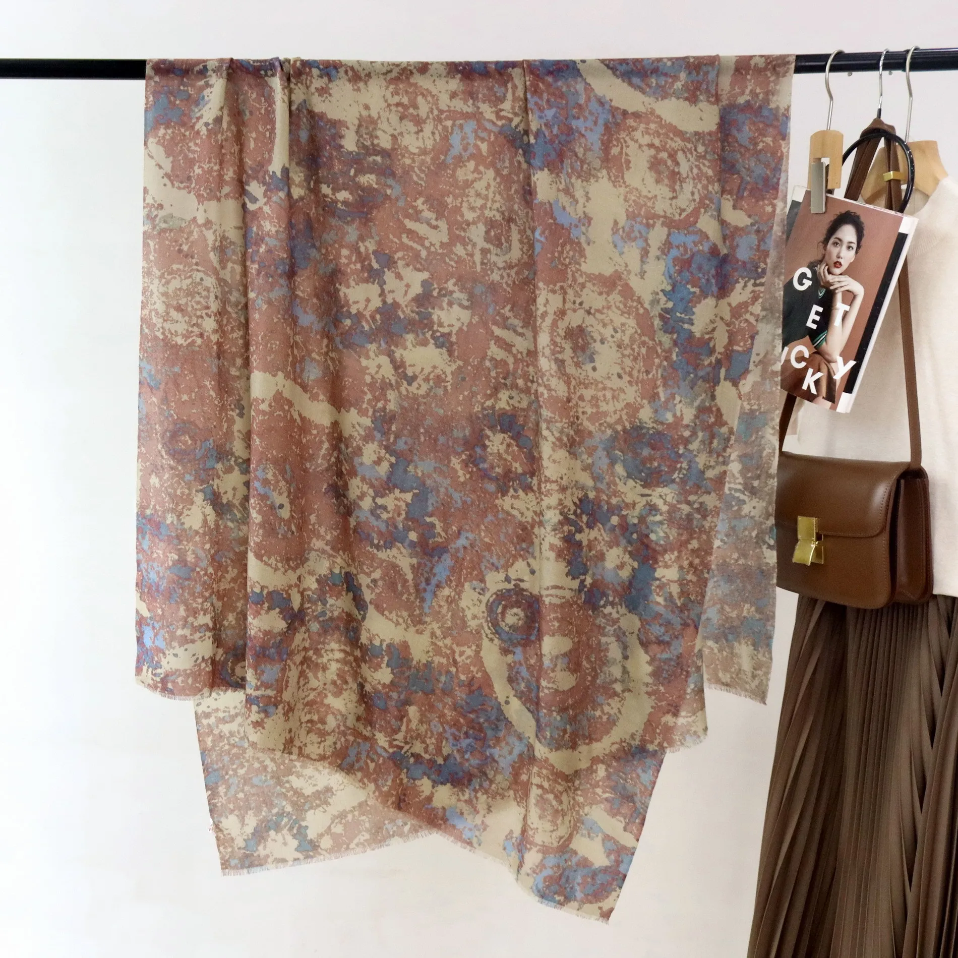 Высококачественный элегантный женский изысканный бесплатный абстрактный принт, качественный водорастворимый шерстяной шарф с ручной бахромой, мягкий теплый длинный шарф, шаль
Высококачественный элегантный женский изысканный бесплатный абстрактный принт, качественный водорастворимый шерстяной шарф с ручной бахромой, мягкий теплый длинный шарф, шаль