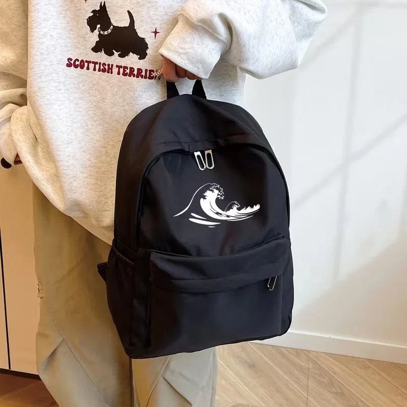 A large-capacity, casual, and versatile backpack perfect for back-to-school season, adorned with a simple white wavy English pri
A large-capacity, casual, and versatile backpack perfect for back-to-school season, adorned with a simple white wavy English pri