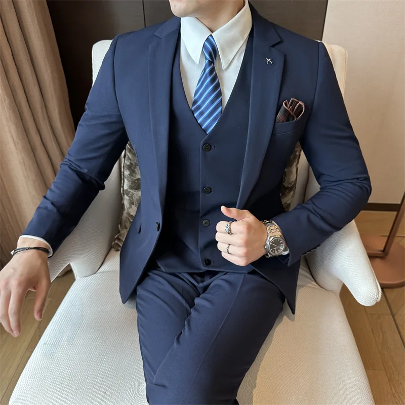 Мужской костюм-тройка: однобортный пиджак, однотонный жилет с V-образным вырезом, брюки прямого кроя. Приталенный, простой, для свадьбы и офиса.
Мужской костюм-тройка: однобортный пиджак, однотонный жилет с V-образным вырезом, брюки прямого кроя. Приталенный, простой, для свадьбы и офиса.