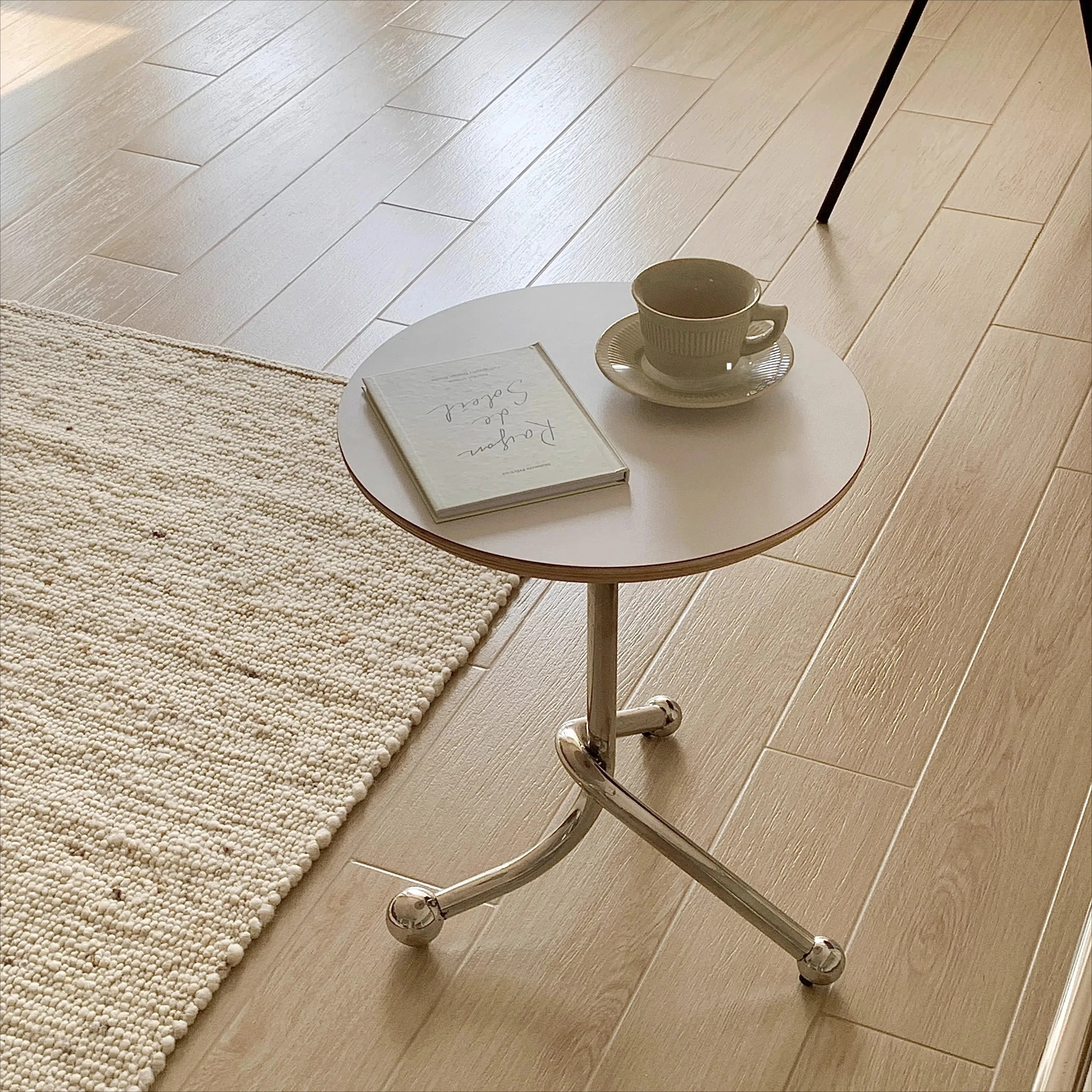 Для современного простота стиля из нержавеющей стали для гостиной, чая, кофейни, творчества, небольшой квартирный тип, приставной столик 40x40x50 см
Для современного простота стиля из нержавеющей стали для гостиной, чая, кофейни, творчества, небольшой квартирный тип, приставной столик 40x40x50 см