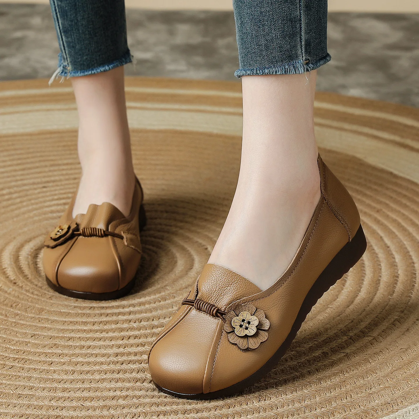 Women's Genuine Leather Flower Decor Flat Shoes Retro Soft Non-slip Mom Walking Shoes Comfort Casual Daily Footwear
Women's Genuine Leather Flower Decor Flat Shoes Retro Soft Non-slip Mom Walking Shoes Comfort Casual Daily Footwear