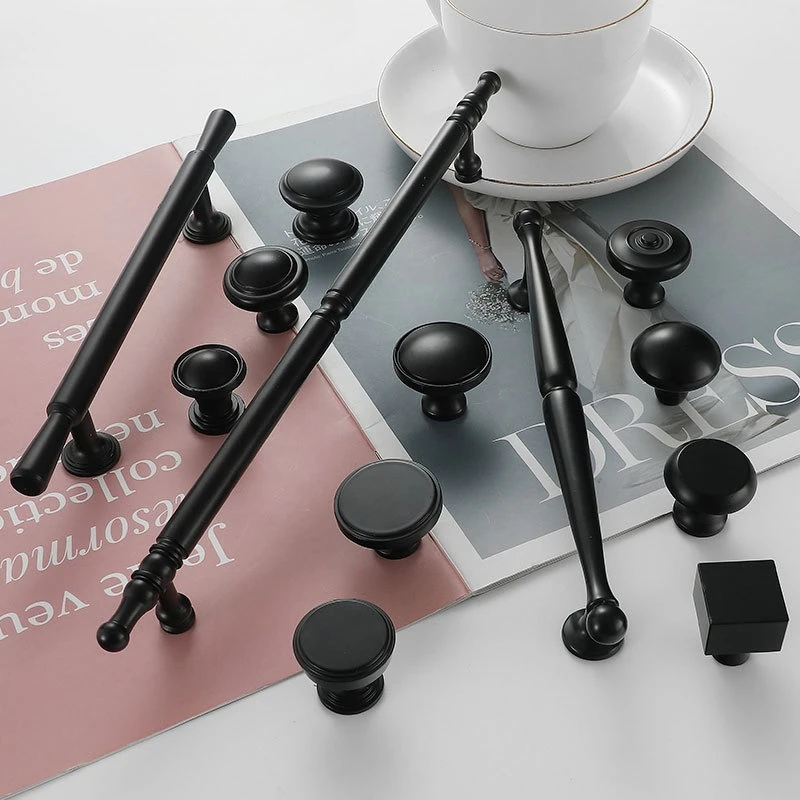 Современная и простая твердая латунная дверная ручка шкафа, французская легкая роскошная серебряная ярко-золотая ручка ящика с одним отверстием
Современная и простая твердая латунная дверная ручка шкафа, французская легкая роскошная серебряная ярко-золотая ручка ящика с одним отверстием