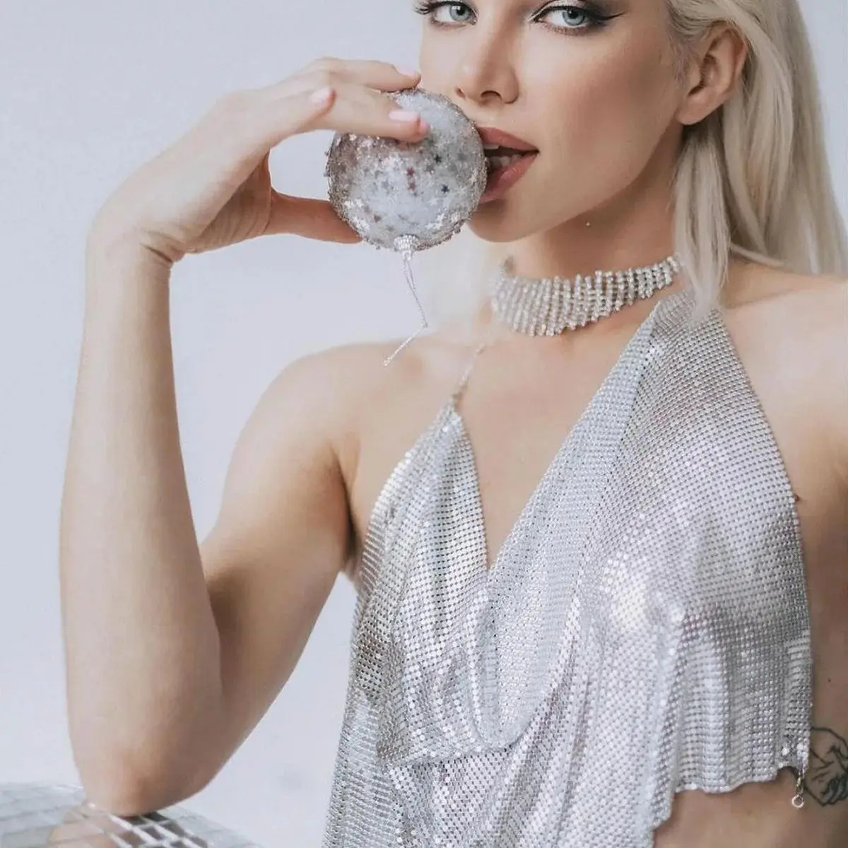 DEKA Bling Bikini Tops Deep V Neck Vest Backless Sequins Women Crop Top Night Club Diamonds Metal Tank Adjustable Halter Shiny
DEKA Bling Bikini Tops Deep V Neck Vest Backless Sequins Women Crop Top Night Club Diamonds Metal Tank Adjustable Halter Shiny