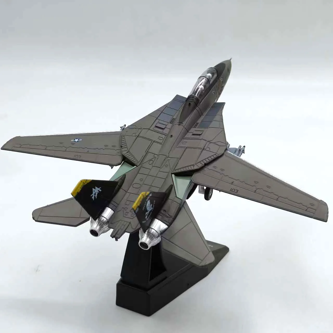 Литой под давлением масштаб 1:100, американский истребитель Tomcat F-14A Tomcat VF-103, эскадрилья с пиратским флагом, модель самолета из сплава, Коллекционная игрушка, подарок, сувенир
Литой под давлением масштаб 1:100, американский истребитель Tomcat F-14A Tomcat VF-103, эскадрилья с пиратским флагом, модель самолета из сплава, Коллекционная игрушка, подарок, сувенир
