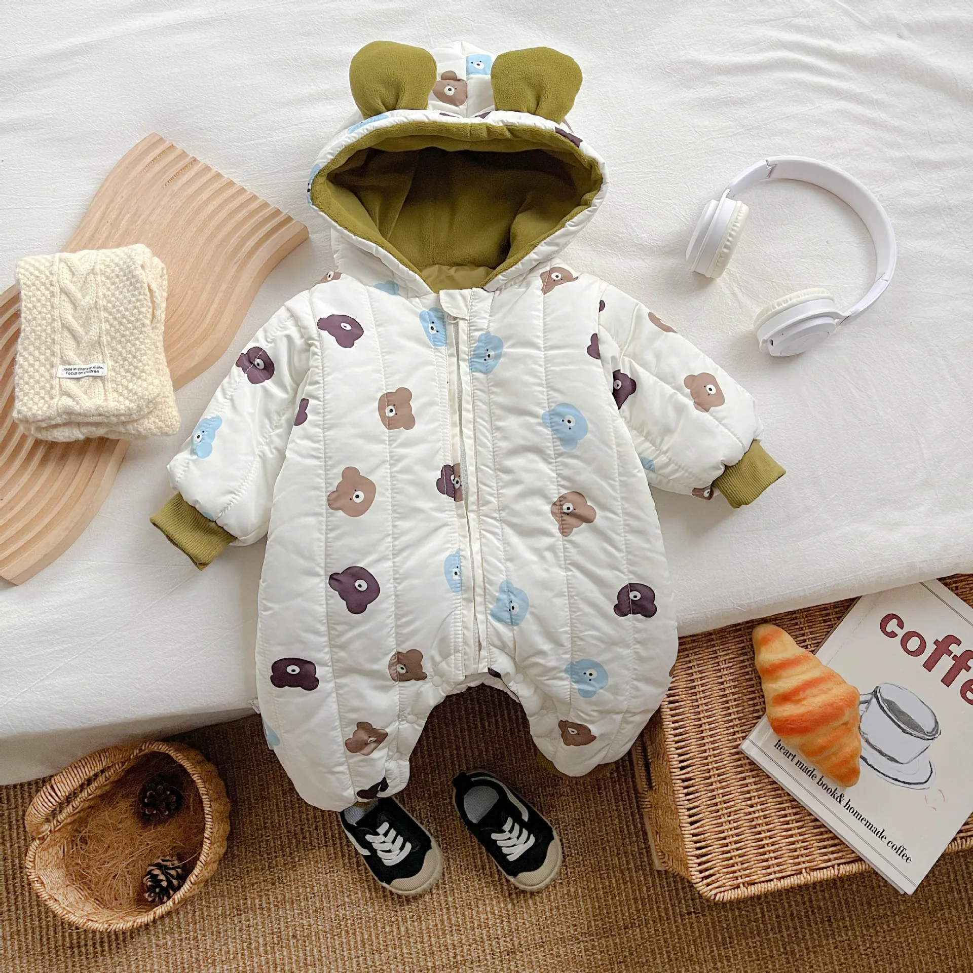 2025 Winter New Baby Warm Hooded Romper Plus Velvet Thick Infant Boy Girl Cartoon Bear Print Padded Jumpsuit Newborn Clothes
2025 Winter New Baby Warm Hooded Romper Plus Velvet Thick Infant Boy Girl Cartoon Bear Print Padded Jumpsuit Newborn Clothes