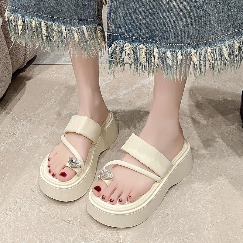 Summer Outdoor Women's Thick Heel Diamond Toe Cover Slippers Comfortable Wearing High Heel Fashionable Sandals Korean Style
Summer Outdoor Women's Thick Heel Diamond Toe Cover Slippers Comfortable Wearing High Heel Fashionable Sandals Korean Style
