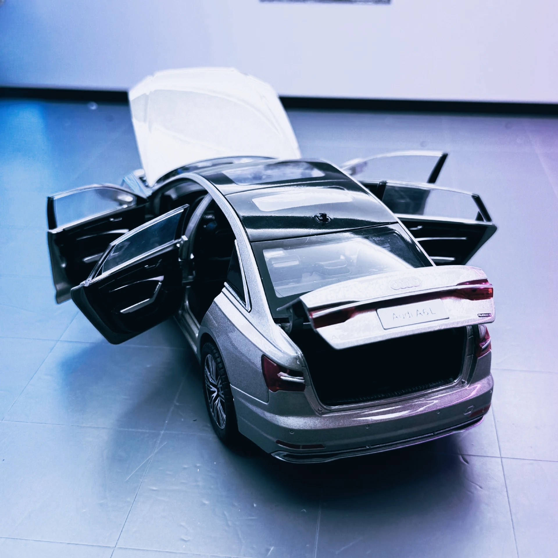 Car model 1:24 Audi A6L alloy car with sound and light model decoration, children's high-end gift furniture decoration
Car model 1:24 Audi A6L alloy car with sound and light model decoration, children's high-end gift furniture decoration