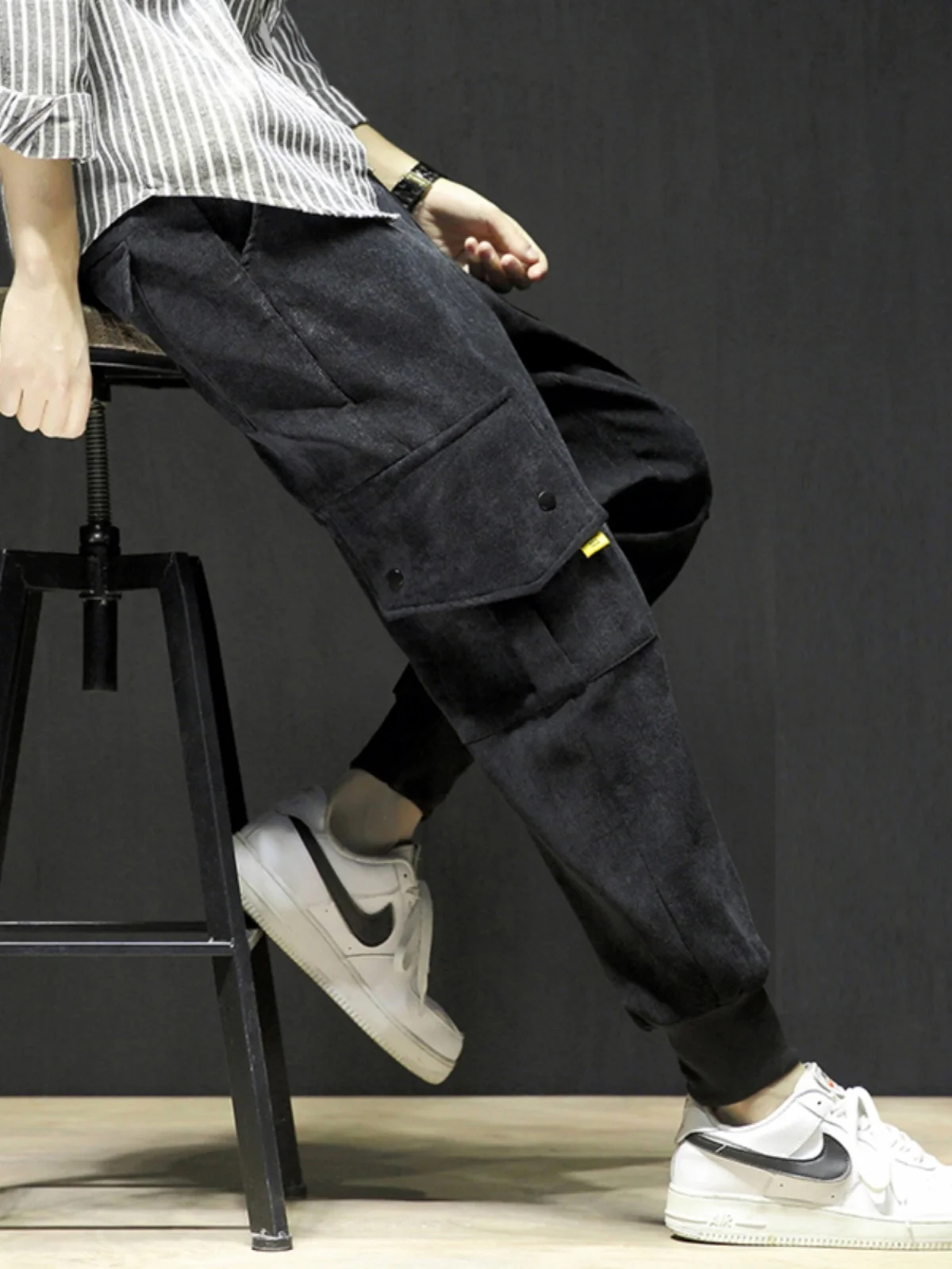 Мужские рабочие брюки из вельвета, спортивные, весенне-осенние, свободного кроя, зауженные, с манжетами, повседневные, в японском стиле, больших размеров
Мужские рабочие брюки из вельвета, спортивные, весенне-осенние, свободного кроя, зауженные, с манжетами, повседневные, в японском стиле, больших размеров