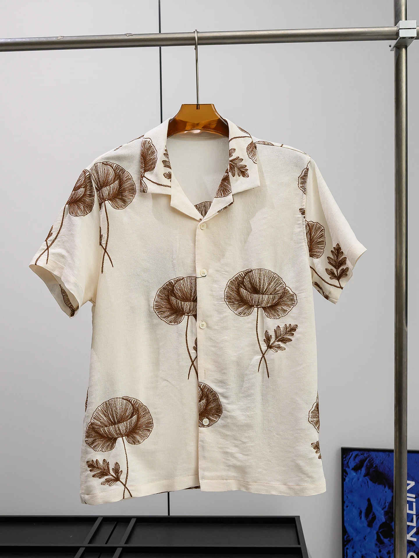 Lightweight Breathable Loose Cuban Collar Short Sleeve Shirt Floral Embroidery Comfortable Summer Men's Fashion Casual Style
Lightweight Breathable Loose Cuban Collar Short Sleeve Shirt Floral Embroidery Comfortable Summer Men's Fashion Casual Style
