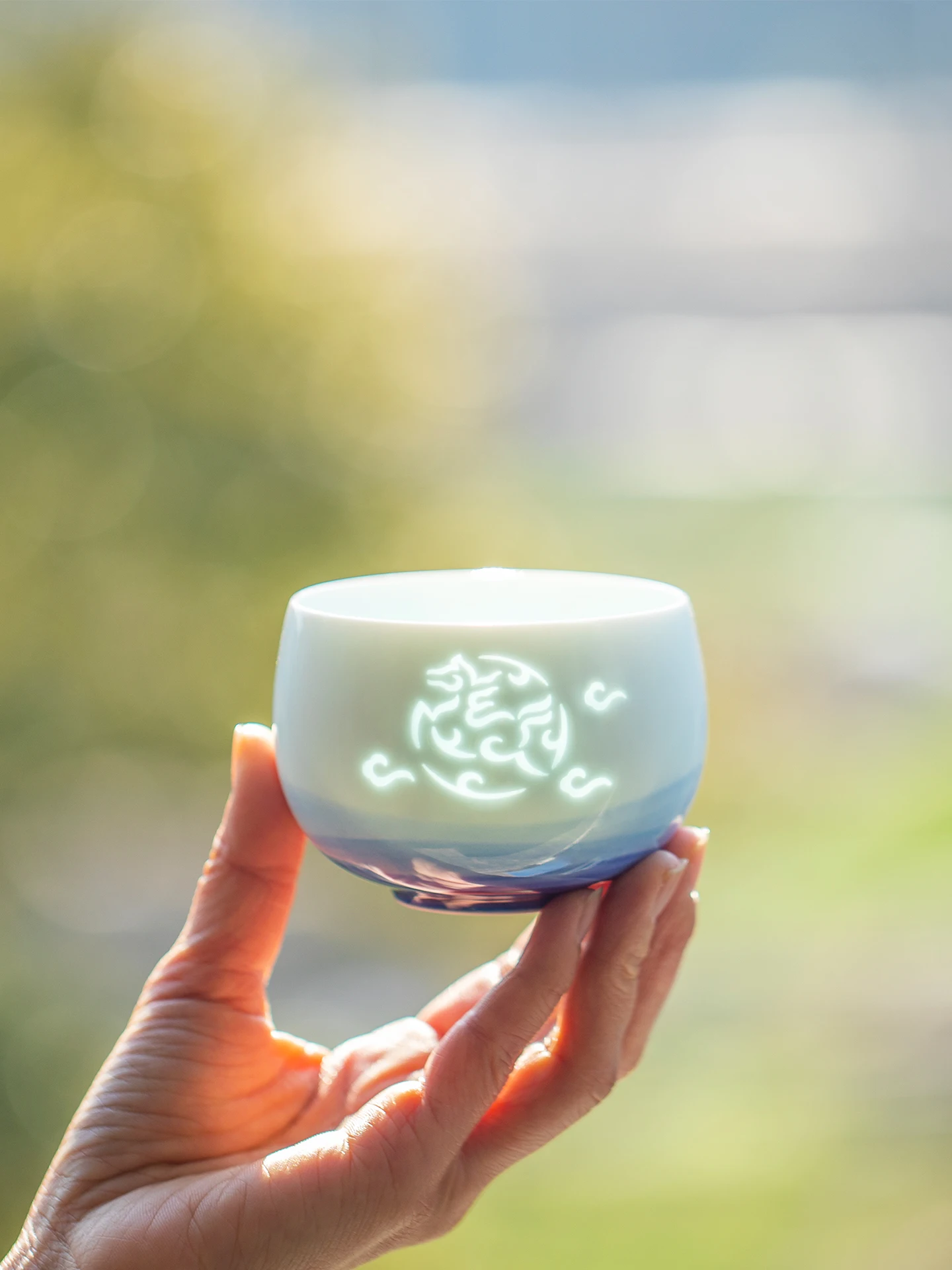 Hand-Painted Blue And White Porcelain Tea Cup Jingdezhen Ceramic Masterpiece Delicate Chinese Style Gift for Birthday
Hand-Painted Blue And White Porcelain Tea Cup Jingdezhen Ceramic Masterpiece Delicate Chinese Style Gift for Birthday