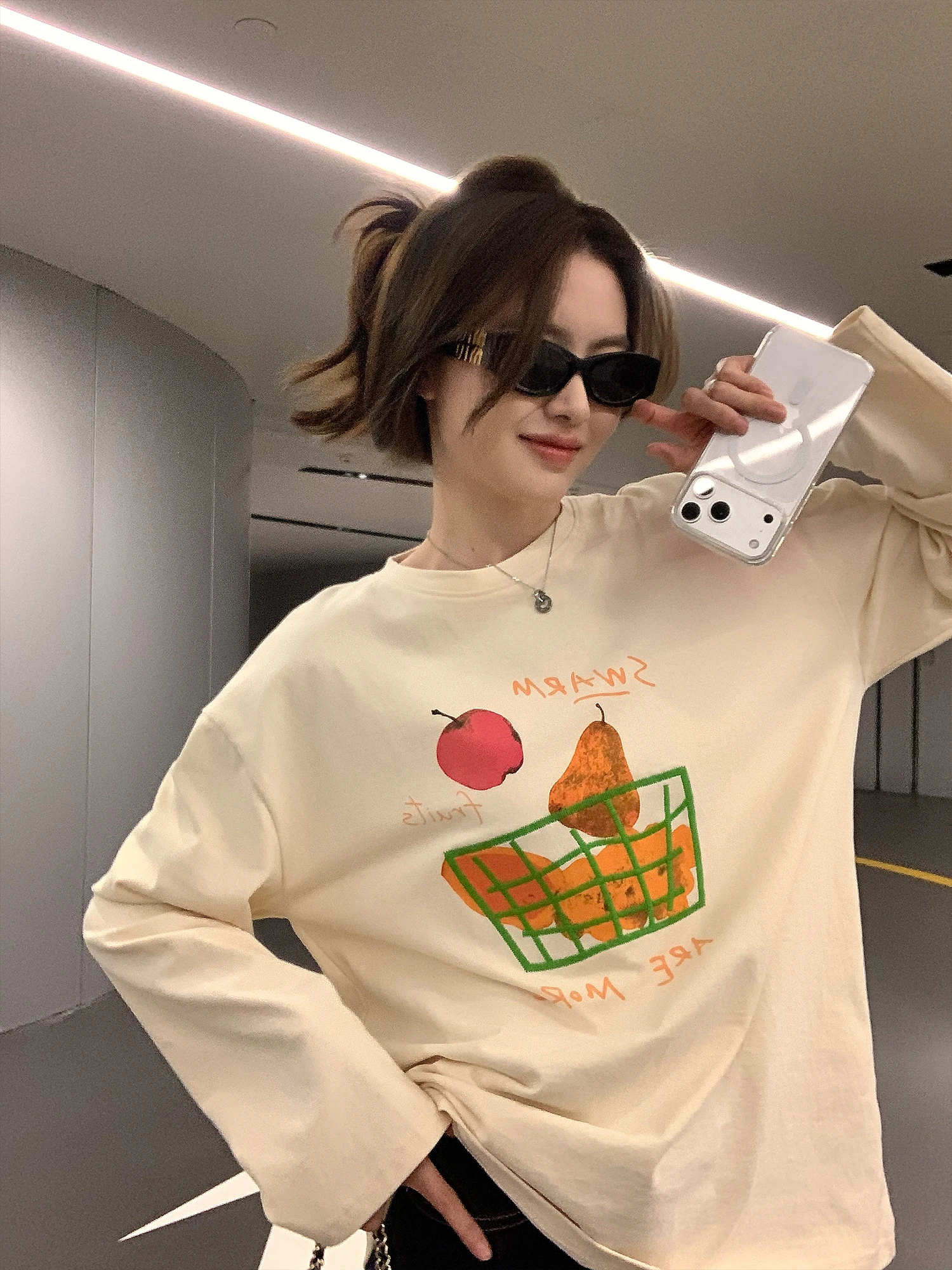 Женская свободная футболка с длинным рукавом, вышивкой и принтом, новая весенняя модель, из дышащей смесовой ткани (хлопок/полиэстер), с круглым вырезом.
Женская свободная футболка с длинным рукавом, вышивкой и принтом, новая весенняя модель, из дышащей смесовой ткани (хлопок/полиэстер), с круглым вырезом.