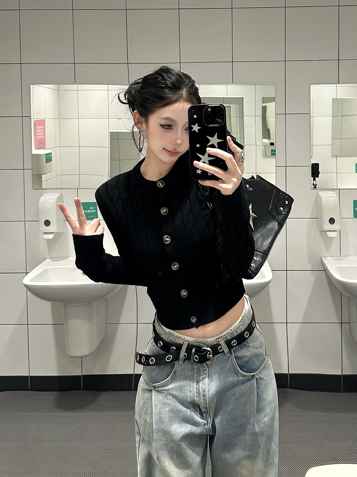 Новый весенний вязаный свитер-кардиган для женщин, облегающий, с круглым вырезом, модный уличный стиль, однотонный, цельный.
Новый весенний вязаный свитер-кардиган для женщин, облегающий, с круглым вырезом, модный уличный стиль, однотонный, цельный.