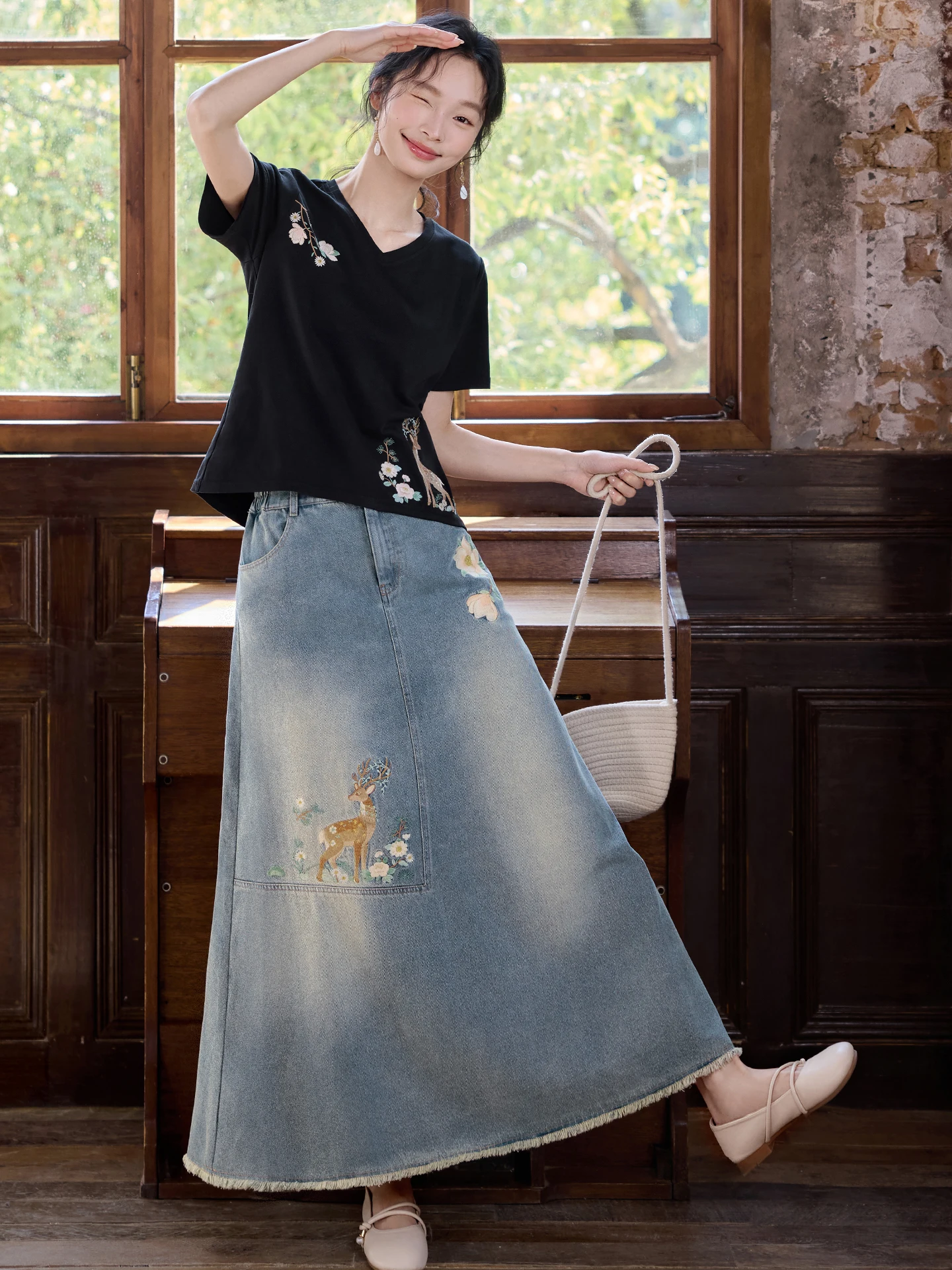 Original Chinese Style Embroidered A-Line Skirt Women's Denim Half-length Skirts Floral Fragrance Series Wear Resistant Cotto...
Original Chinese Style Embroidered A-Line Skirt Women's Denim Half-length Skirts Floral Fragrance Series Wear Resistant Cotto...
