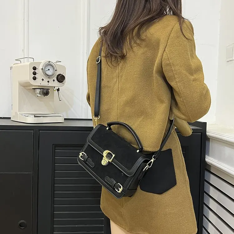 Женская сумка-мессенджер для ежедневных поездок на работу, ретро-дизайн из замши, с пряжкой, универсальная, на плечо и в руку
Женская сумка-мессенджер для ежедневных поездок на работу, ретро-дизайн из замши, с пряжкой, универсальная, на плечо и в руку