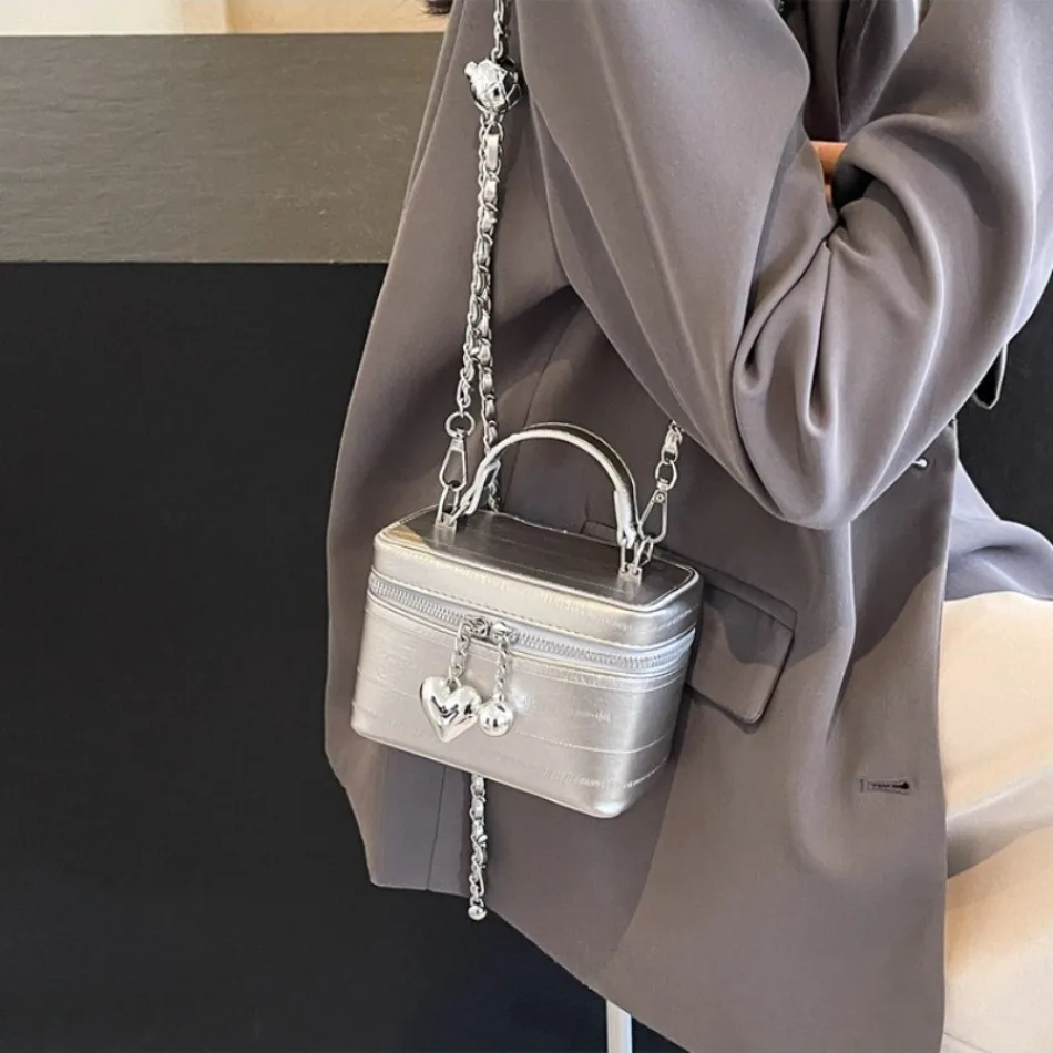 High-end silver women's bag 2025 new versatile chain crossbody bag summer super popular handheld box-shaped small square bags 
High-end silver women's bag 2025 new versatile chain crossbody bag summer super popular handheld box-shaped small square bags