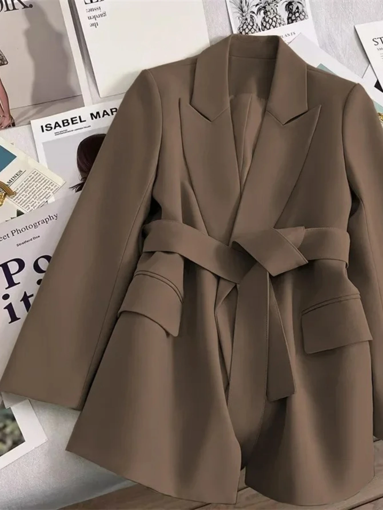 Весенне-осенняя горячая распродажа сезона: женский приталенный пиджак в корейском стиле, кофейного цвета, с поясом, модный, в стиле мини-костюма.
Весенне-осенняя горячая распродажа сезона: женский приталенный пиджак в корейском стиле, кофейного цвета, с поясом, модный, в стиле мини-костюма.