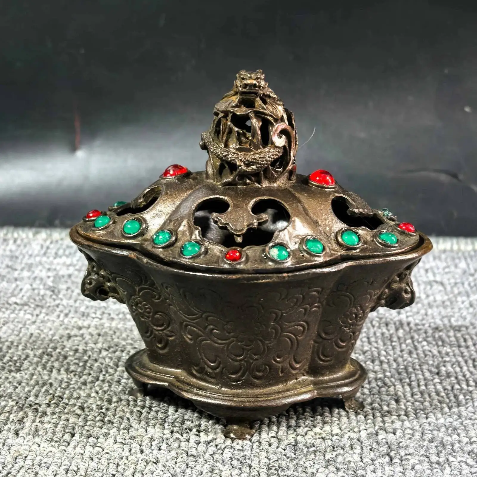 Antique-Style Antique Dragon Lid Double-Handled Incense Burner
Antique-Style Antique Dragon Lid Double-Handled Incense Burner