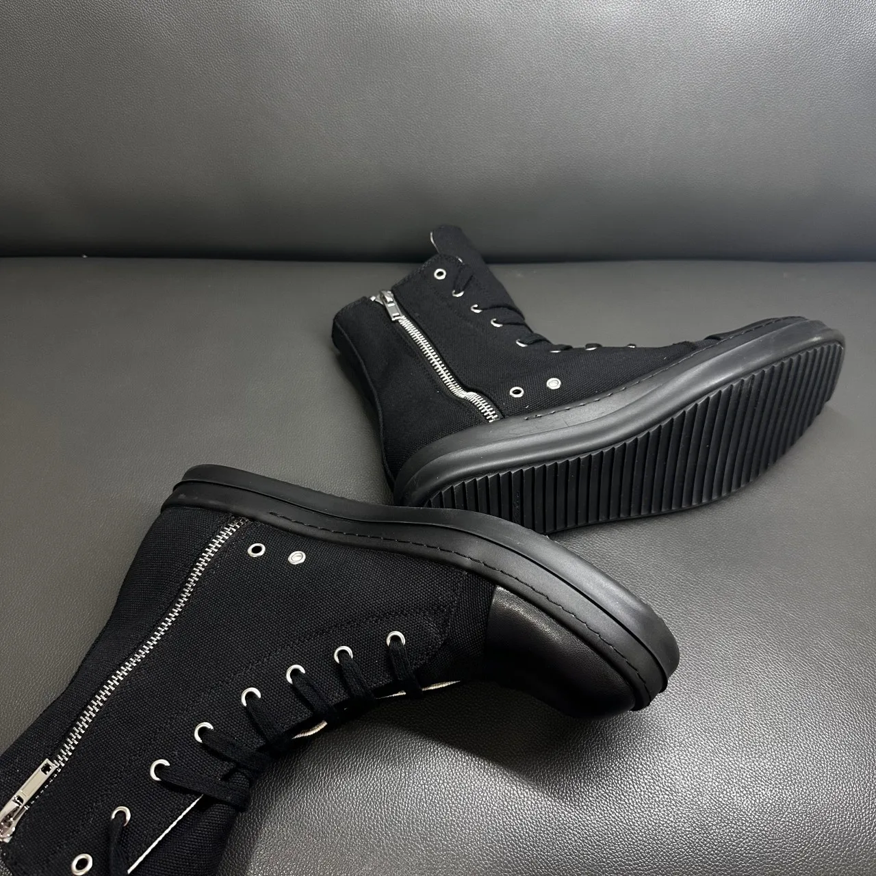 Classic Black Canvas Shoes Brand Ankle Boot Men High Top Canvas Shoe Women Casual Boots Ro Sneakers Zipper Lace Up Flat Sneaker
Classic Black Canvas Shoes Brand Ankle Boot Men High Top Canvas Shoe Women Casual Boots Ro Sneakers Zipper Lace Up Flat Sneaker