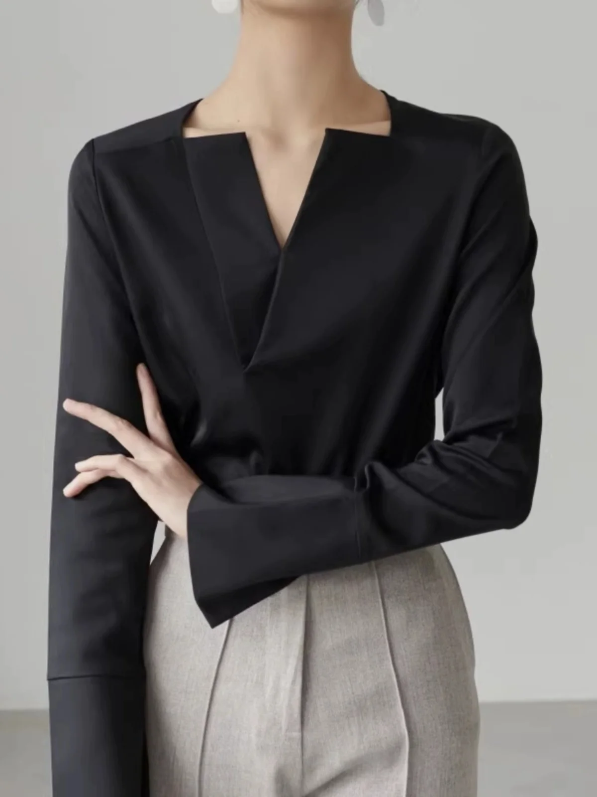 Elegant Satin Black V-Neck Long Sleeve Women's Shirt Commute Professional Chiffon Top Korean Style Loose Fit Breathable
Elegant Satin Black V-Neck Long Sleeve Women's Shirt Commute Professional Chiffon Top Korean Style Loose Fit Breathable
