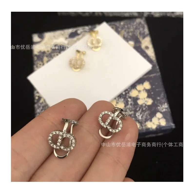Real Shot Classic Full Diamond Letter Ear Clips Women's Fashion Simple Light Luxury Diamond Earrings Women
Real Shot Classic Full Diamond Letter Ear Clips Women's Fashion Simple Light Luxury Diamond Earrings Women