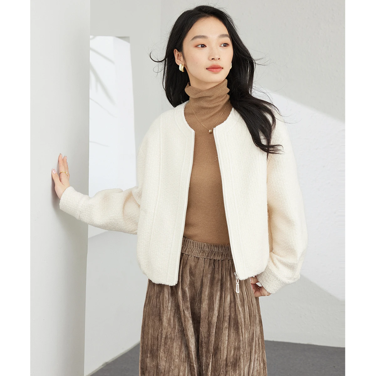 VIMLY Women's Apricot Woolen Coat Luxury Fleece Lined Loose Ladies Outerwear Elegant Round Neck 2025 Winter Coat Female M9152
VIMLY Women's Apricot Woolen Coat Luxury Fleece Lined Loose Ladies Outerwear Elegant Round Neck 2025 Winter Coat Female M9152