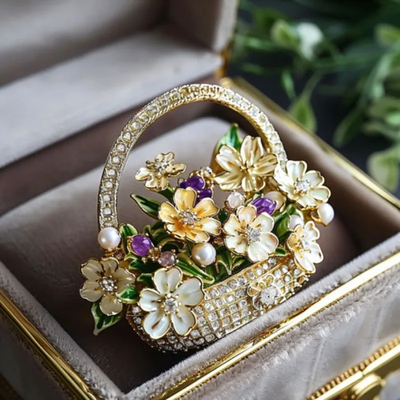 Fashionable high-end floral basket brooch: Light luxury original design niche and personalized women's corsage brooch
Fashionable high-end floral basket brooch: Light luxury original design niche and personalized women's corsage brooch