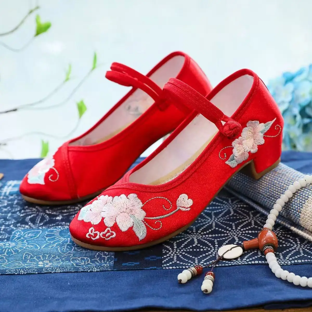2026 Woman Block Heel Embroidered Cheongsam shoes Ethnic Style Soft sole Shallow Round Toe Buckle Strap Horse Face Skirts Shoes
2026 Woman Block Heel Embroidered Cheongsam shoes Ethnic Style Soft sole Shallow Round Toe Buckle Strap Horse Face Skirts Shoes