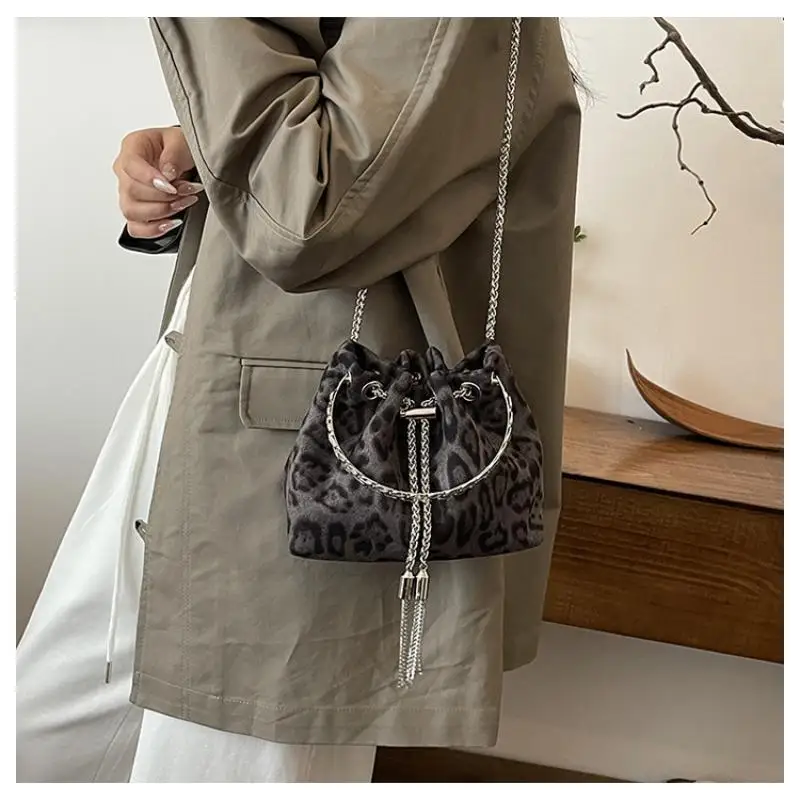 Leopard Style Shoulder Bag For Women Fashion Design Evening Bag Top Ring Handle Wristlet Bucket Clutch Handbag Purse Dress Party
Leopard Style Shoulder Bag For Women Fashion Design Evening Bag Top Ring Handle Wristlet Bucket Clutch Handbag Purse Dress Party