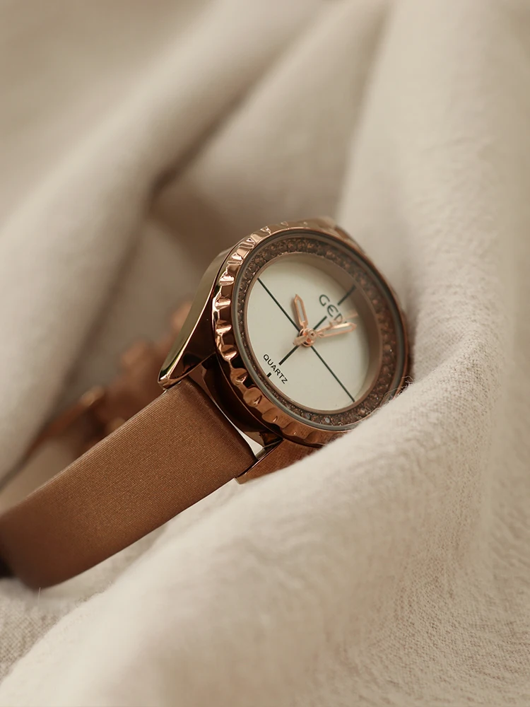 New Women'S Leather Strap Watch, Korean Style, Versatile And Elegant, Simple And Casual Quartz Watch, Trendy Women'S Gift.
New Women'S Leather Strap Watch, Korean Style, Versatile And Elegant, Simple And Casual Quartz Watch, Trendy Women'S Gift.