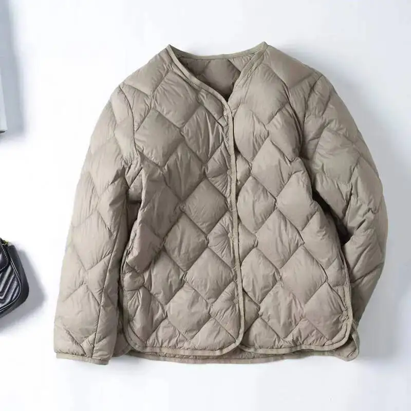 Осенне-зимний короткий пуховик женский с ромбовидной сеткой и круглым вырезом без воротника легкий белый утиный пуховик повседневная теплая верхняя одежда
Осенне-зимний короткий пуховик женский с ромбовидной сеткой и круглым вырезом без воротника легкий белый утиный пуховик повседневная теплая верхняя одежда