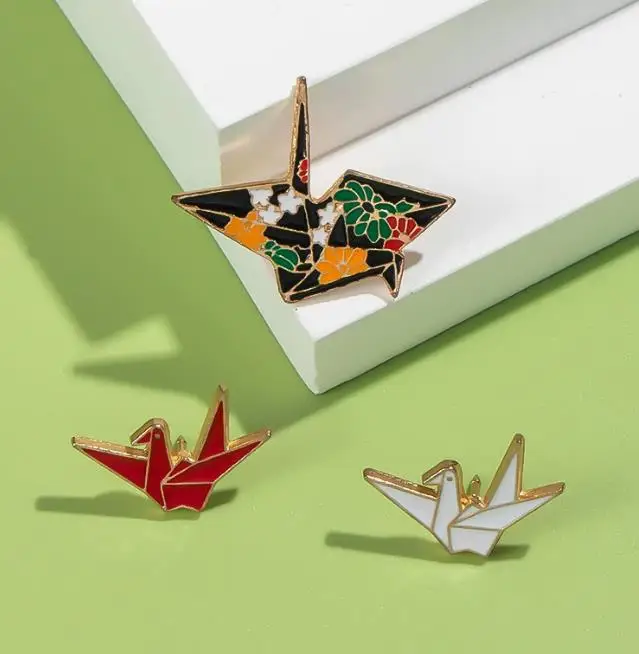 Pin Custom White Red Origami Bird Brooches Bag Lapel Pin Badges Simple Animal Jewelry Gift for Kids Friends Paper Cranes Enamel
Pin Custom White Red Origami Bird Brooches Bag Lapel Pin Badges Simple Animal Jewelry Gift for Kids Friends Paper Cranes Enamel