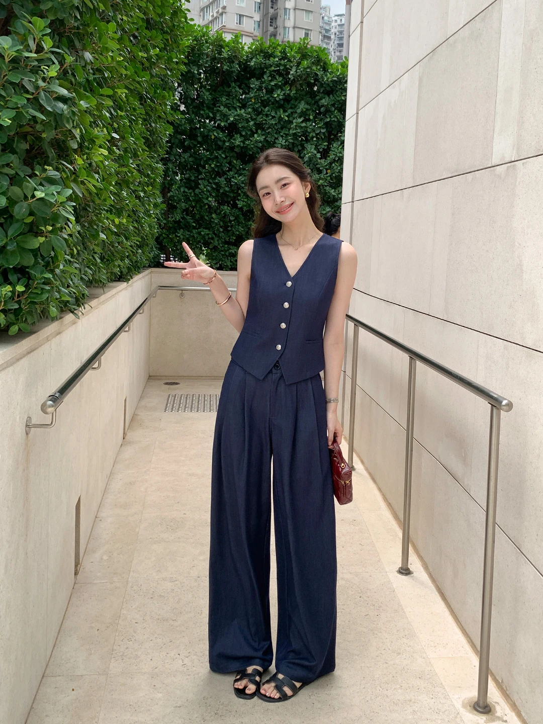 Maven Lin Commuter High Knowledge Denim V-neck Tank Top Women Sleeveless Casual Wide Leg Pants Set Summer Fashion Ensemble
Maven Lin Commuter High Knowledge Denim V-neck Tank Top Women Sleeveless Casual Wide Leg Pants Set Summer Fashion Ensemble