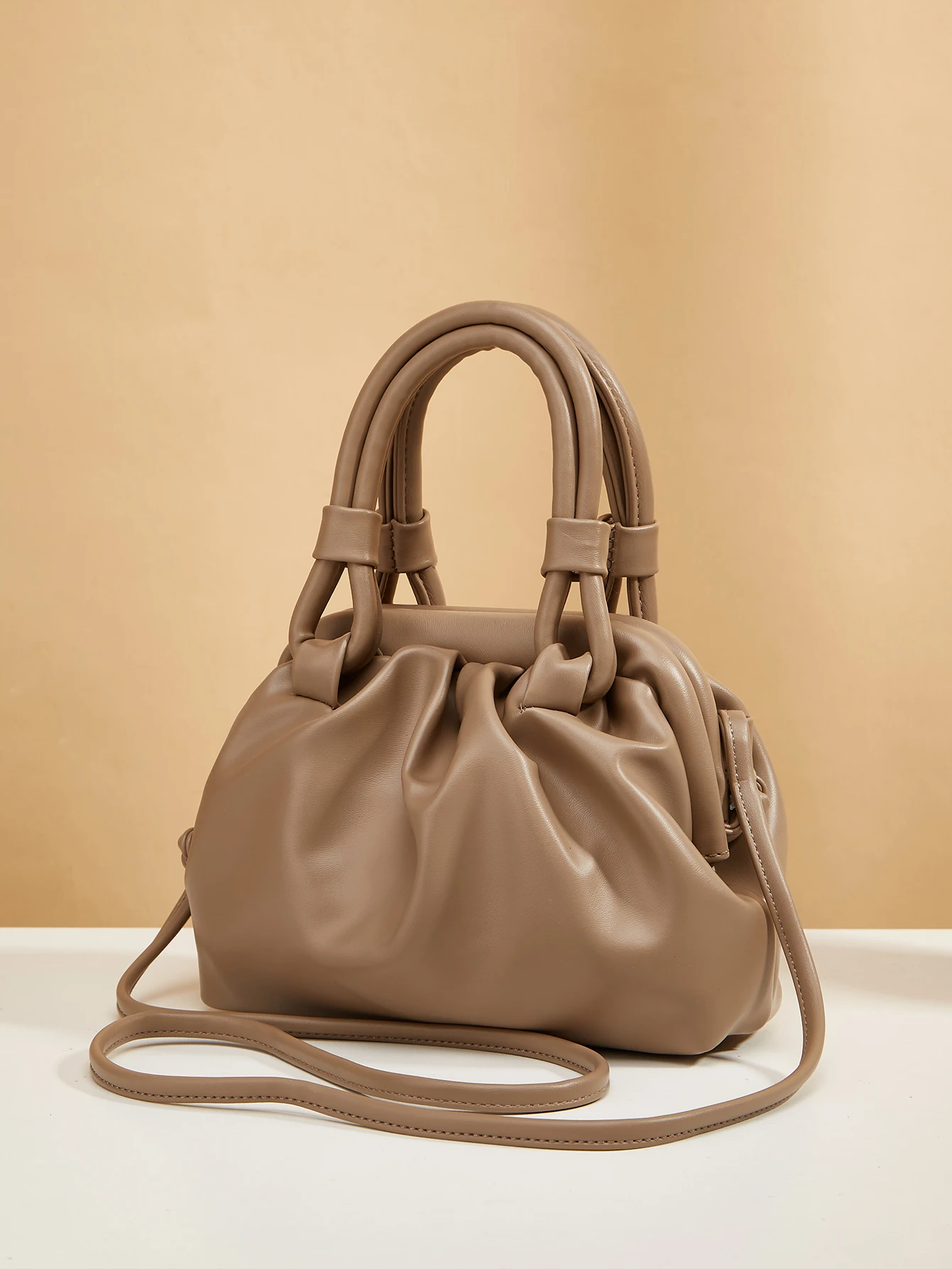 New trendy and personalized pleated fashionable handbag suitable for daily commuting and outdoor travel
New trendy and personalized pleated fashionable handbag suitable for daily commuting and outdoor travel