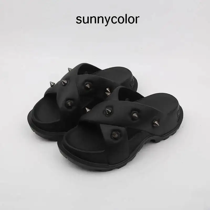 Women's Black Platform Sandals 2025 Summer Outdoor Cross Strap Rivet Design Fashion Ins Trendy Thick Soled Slippers 
Women's Black Platform Sandals 2025 Summer Outdoor Cross Strap Rivet Design Fashion Ins Trendy Thick Soled Slippers