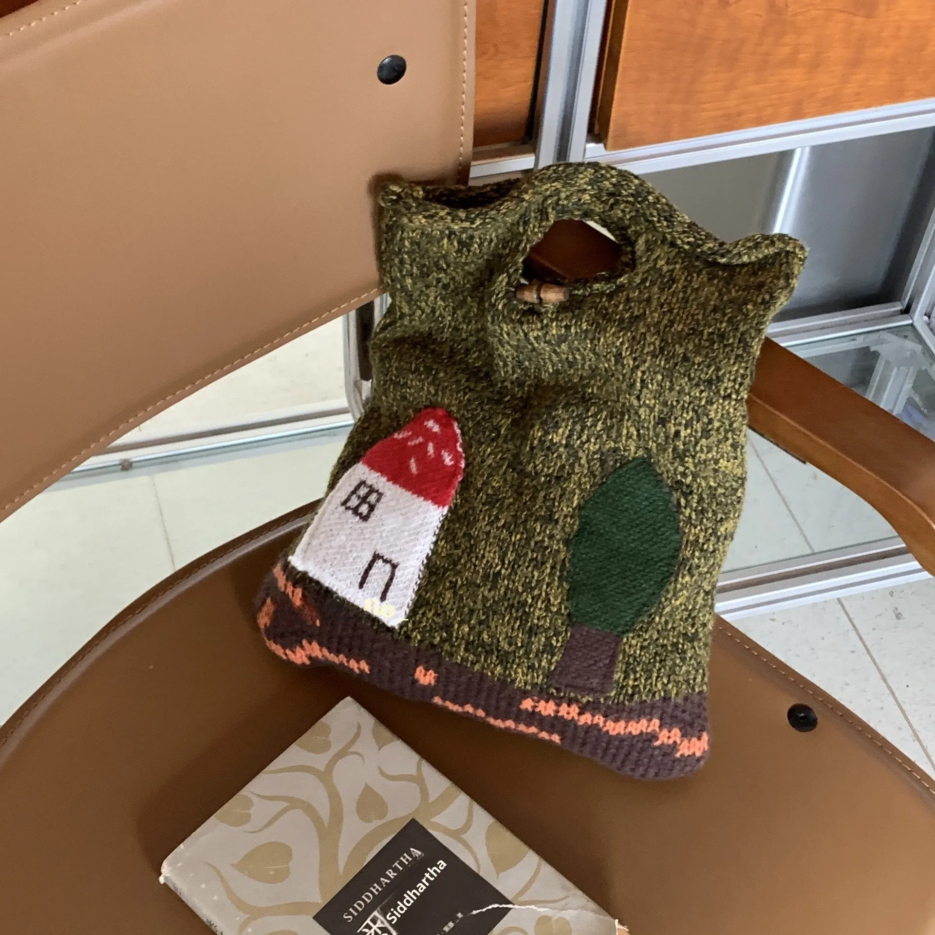 Adorable Hand-Knitted Forest Mushroom House Bag Vintage Autumn Winter Handbag Class Bag Craftsmanship Women's Fashion Bag
Adorable Hand-Knitted Forest Mushroom House Bag Vintage Autumn Winter Handbag Class Bag Craftsmanship Women's Fashion Bag