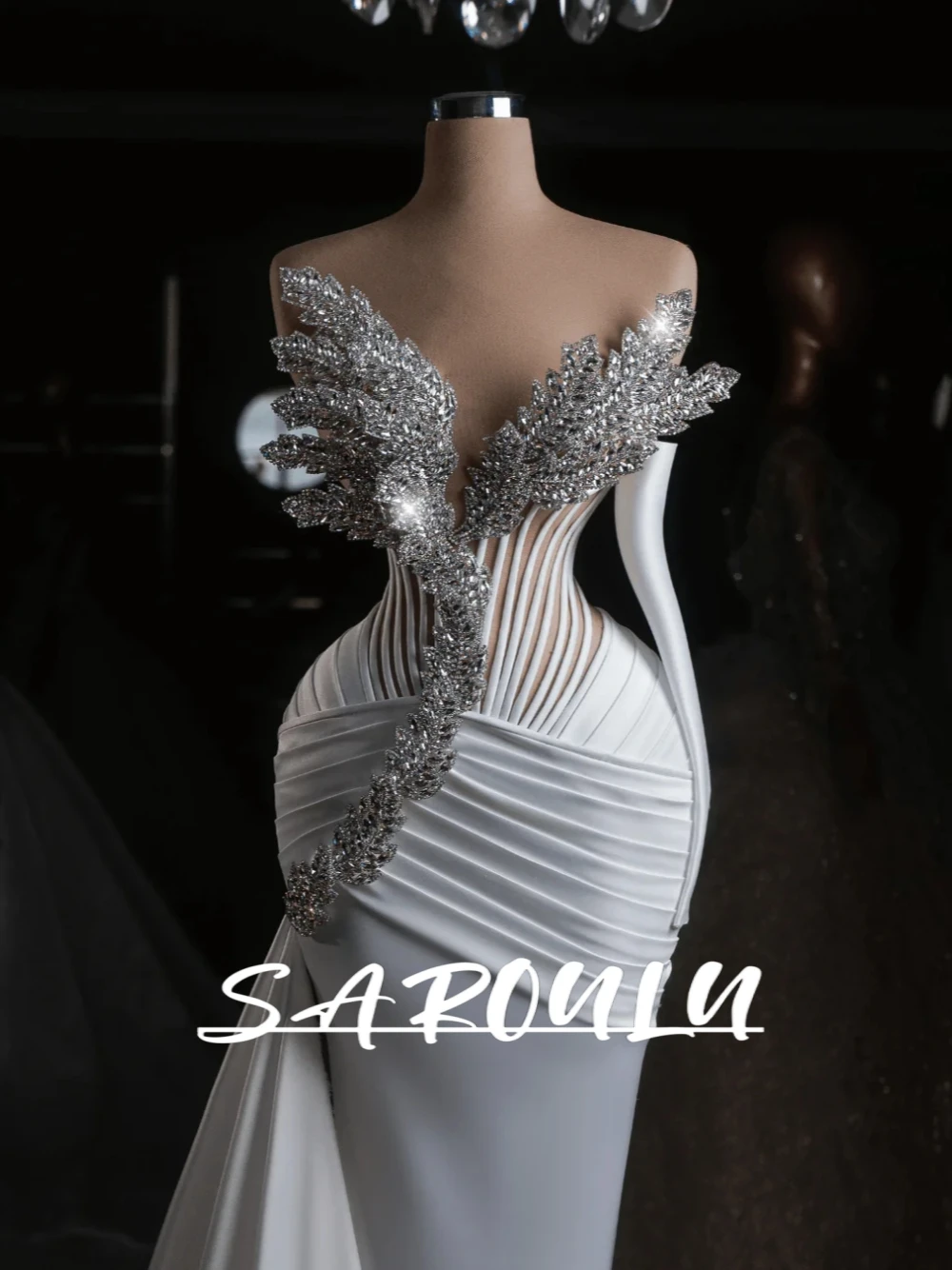 2026 Charming Crystals Mermaid Wedding Dress With Side Tail Customized Stylish V Neckline Pleated Satin Classy Bridal Gown
2026 Charming Crystals Mermaid Wedding Dress With Side Tail Customized Stylish V Neckline Pleated Satin Classy Bridal Gown