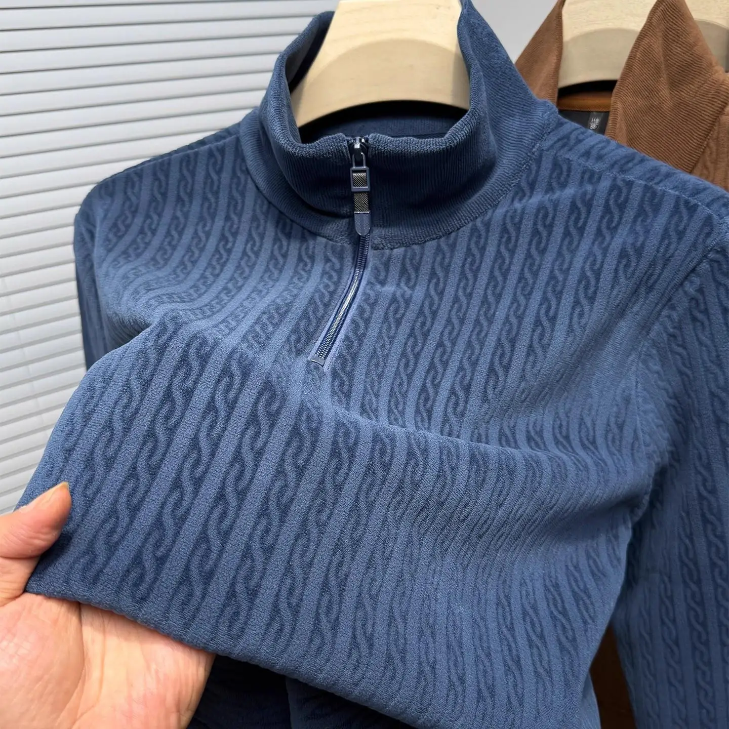 Утепленная двусторонняя флисовая толстовка с высоким воротником на молнии для мужчин, повседневная теплая базовая кофта, молодежная, для ежедневной носки, с длинным рукавом, вязаная.
Утепленная двусторонняя флисовая толстовка с высоким воротником на молнии для мужчин, повседневная теплая базовая кофта, молодежная, для ежедневной носки, с длинным рукавом, вязаная.