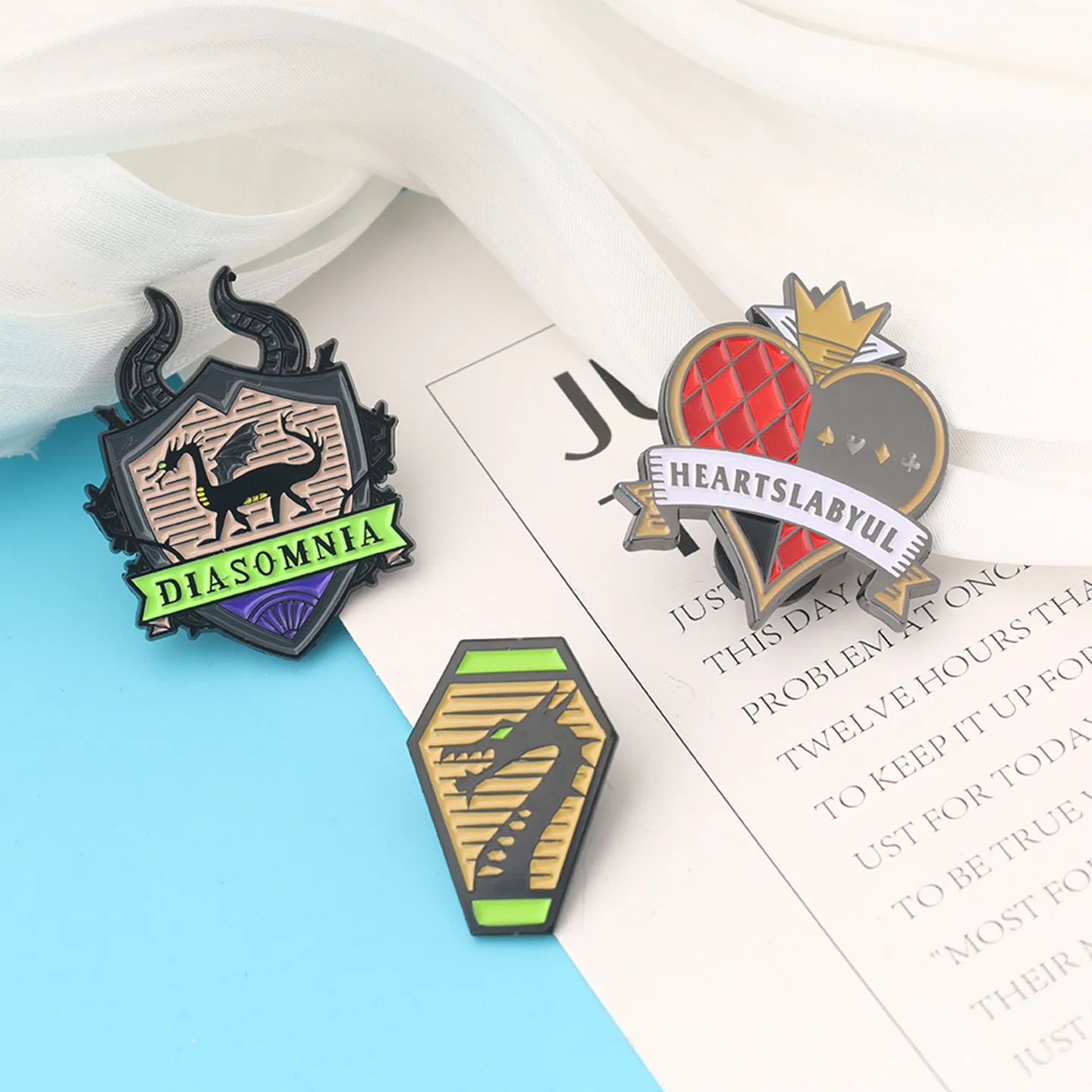 New Twisted-Wonderland: The Animation Badge Anime Merchandise Cute Cartoon Creativity Crown Love Modeling Schoolbag Ornament
New Twisted-Wonderland: The Animation Badge Anime Merchandise Cute Cartoon Creativity Crown Love Modeling Schoolbag Ornament