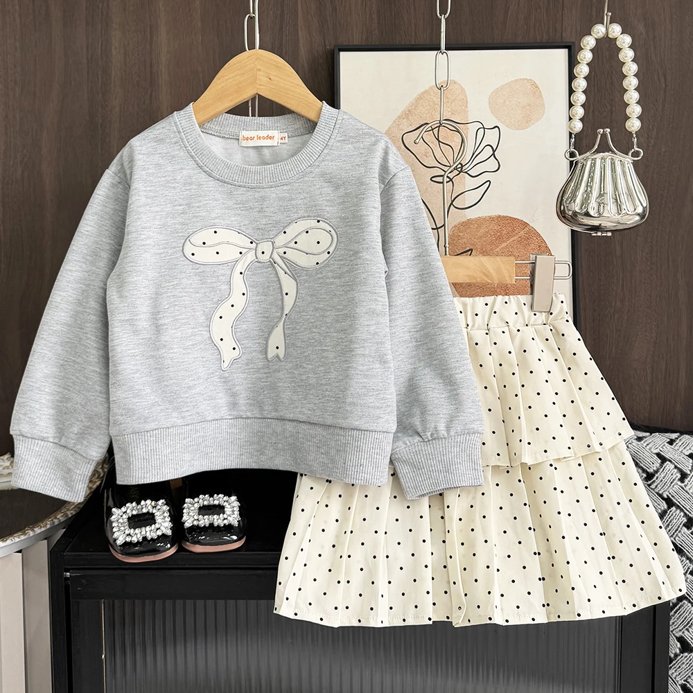 Spring and Autumn Korean Plain Girl's Suit Grey Long Sleeved Bow Top + Dot Printed Short Skirt Children's Casual Two Piece Set
Spring and Autumn Korean Plain Girl's Suit Grey Long Sleeved Bow Top + Dot Printed Short Skirt Children's Casual Two Piece Set