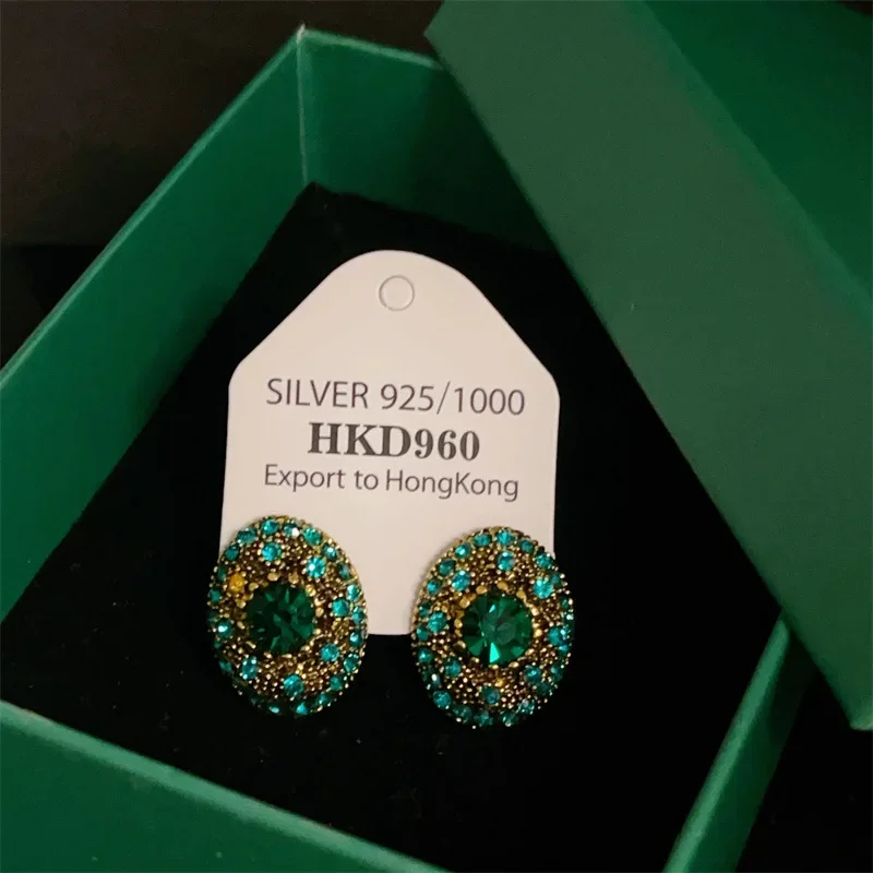 Luxurious Green Gemstone Stud Earrings with Unique Geometric Design for a Trendy and Glamorous Look
Luxurious Green Gemstone Stud Earrings with Unique Geometric Design for a Trendy and Glamorous Look