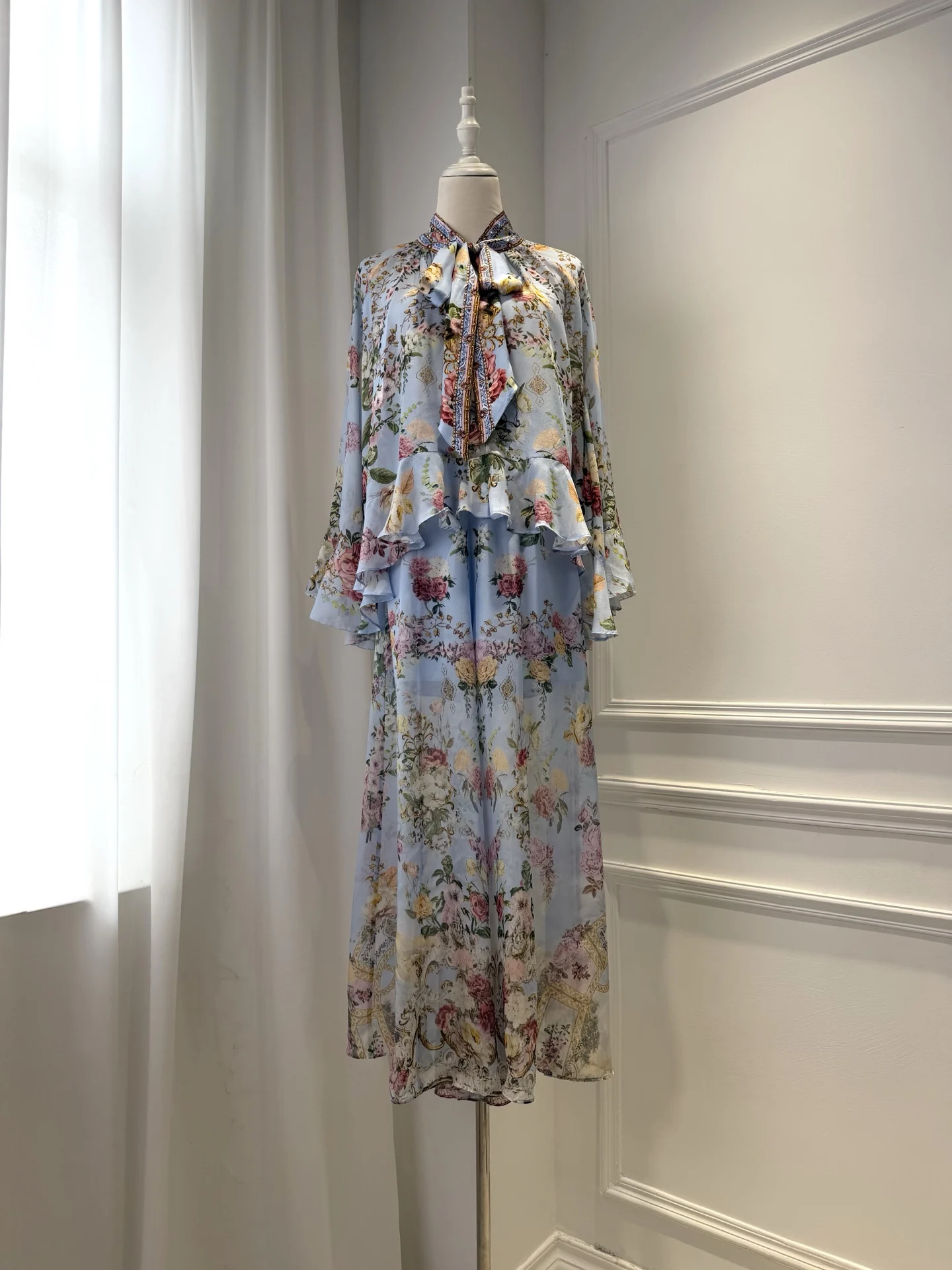Women Floral Print Blue Set Crystal Beaded Lace-up Stand Collar Flare Sleeve Shirt + High Waist Wide Leg Pants Silk Suit
Women Floral Print Blue Set Crystal Beaded Lace-up Stand Collar Flare Sleeve Shirt + High Waist Wide Leg Pants Silk Suit
