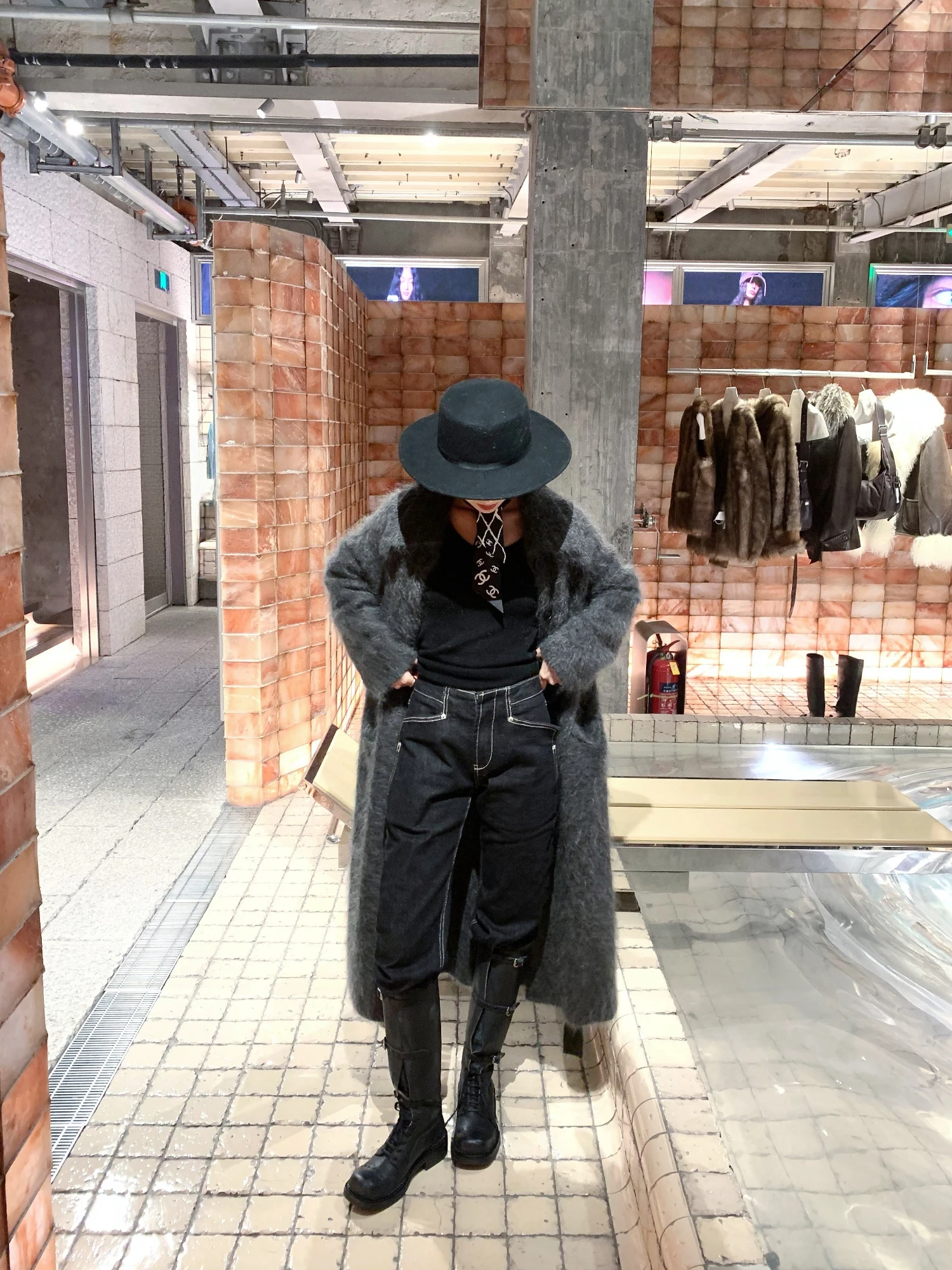 Джинсы женские Aisui Retro с высокой талией, свободного кроя, осенне-зимние, прямые, длинные брюки, повседневный дизайн, хлопковый деним
Джинсы женские Aisui Retro с высокой талией, свободного кроя, осенне-зимние, прямые, длинные брюки, повседневный дизайн, хлопковый деним