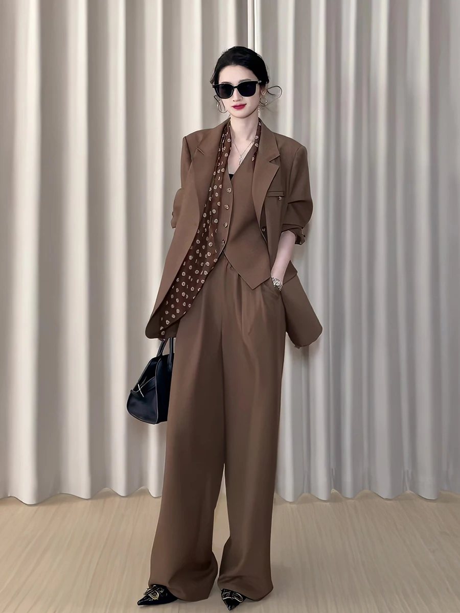 Spring 2026 Women's Brown Striped Suiting Three-Piece Set Long Pants Vest Drapey Fabric High Waist Commute Style Fashionable
Spring 2026 Women's Brown Striped Suiting Three-Piece Set Long Pants Vest Drapey Fabric High Waist Commute Style Fashionable
